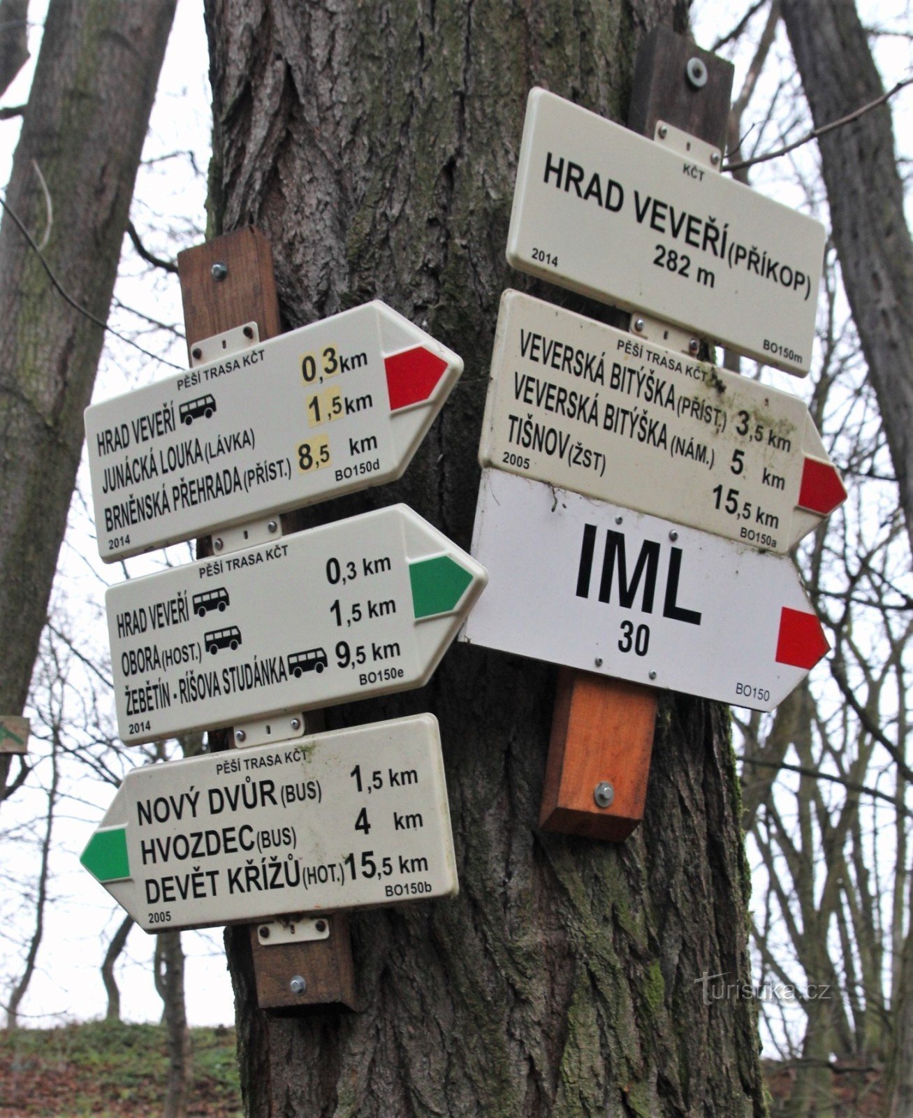 Tourist crossroads Veveří Castle-Příkop