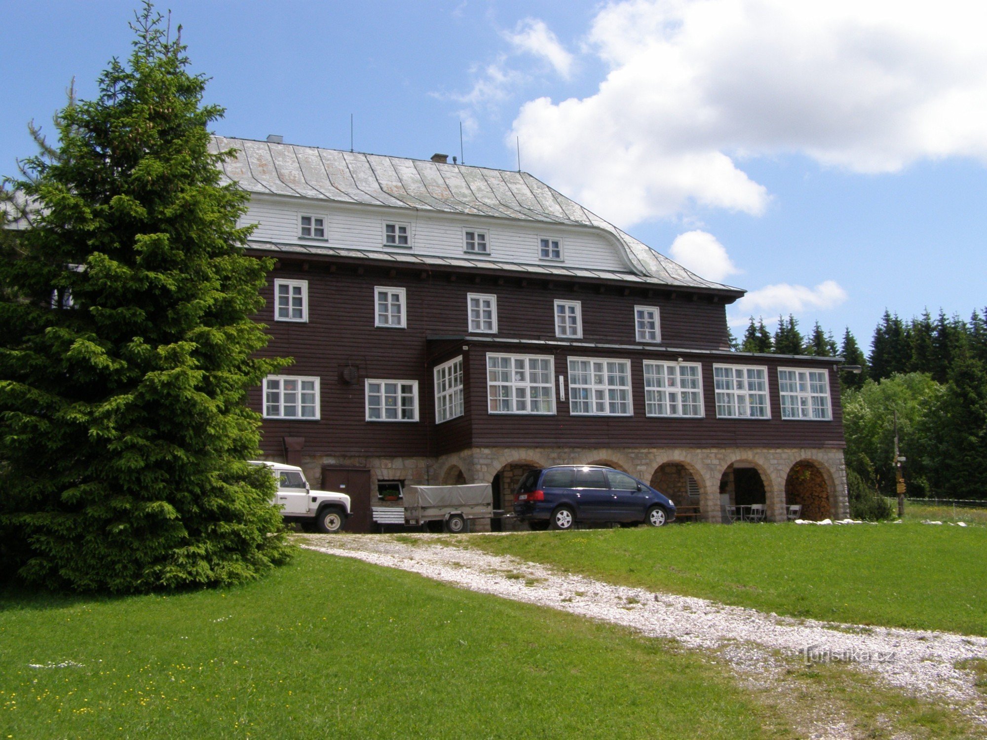 the tourist crossroads of Hrnčířské Boudy near Boudy Mír