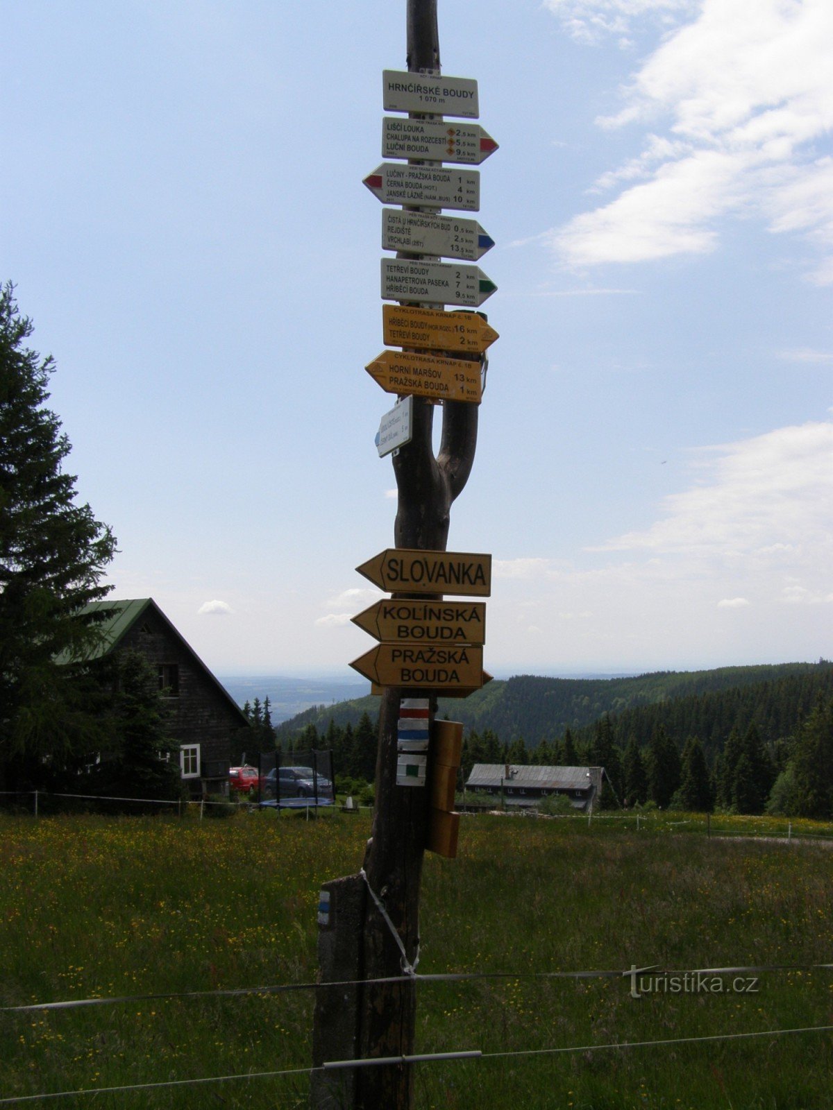 the tourist crossroads of Hrnčířské Boudy near Boudy Mír