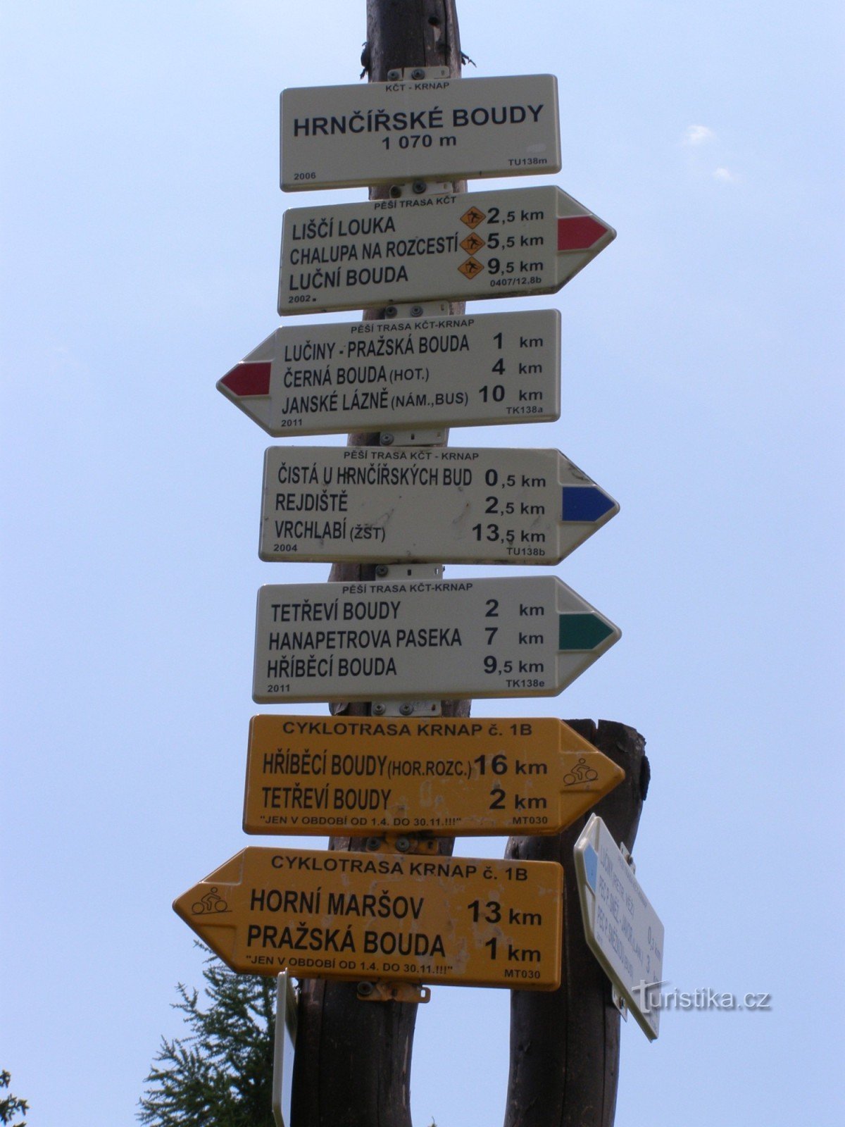 the tourist crossroads of Hrnčířské Boudy near Boudy Mír