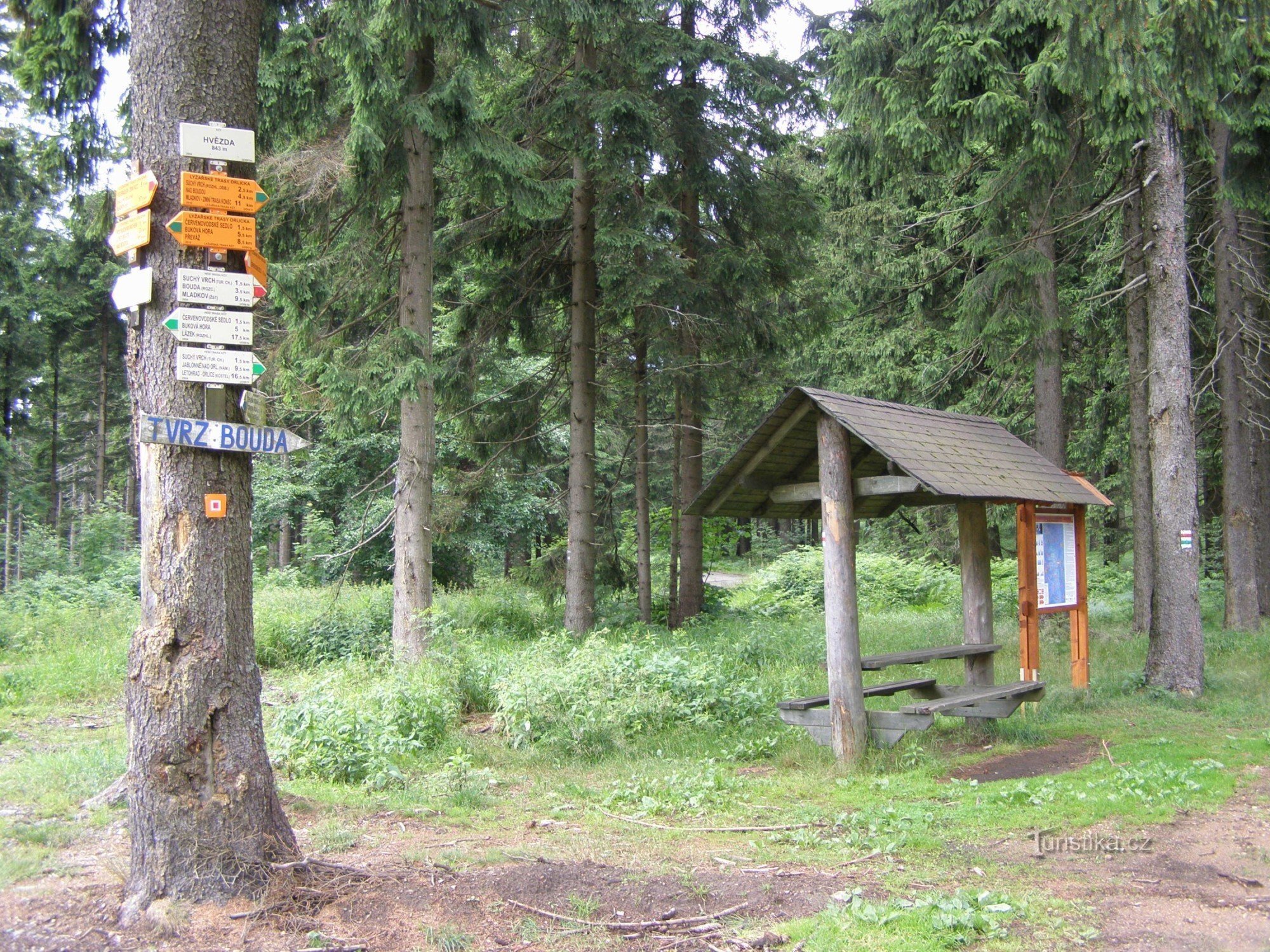 encruzilhada turística Hvězda (abaixo de Suchý vrchem)