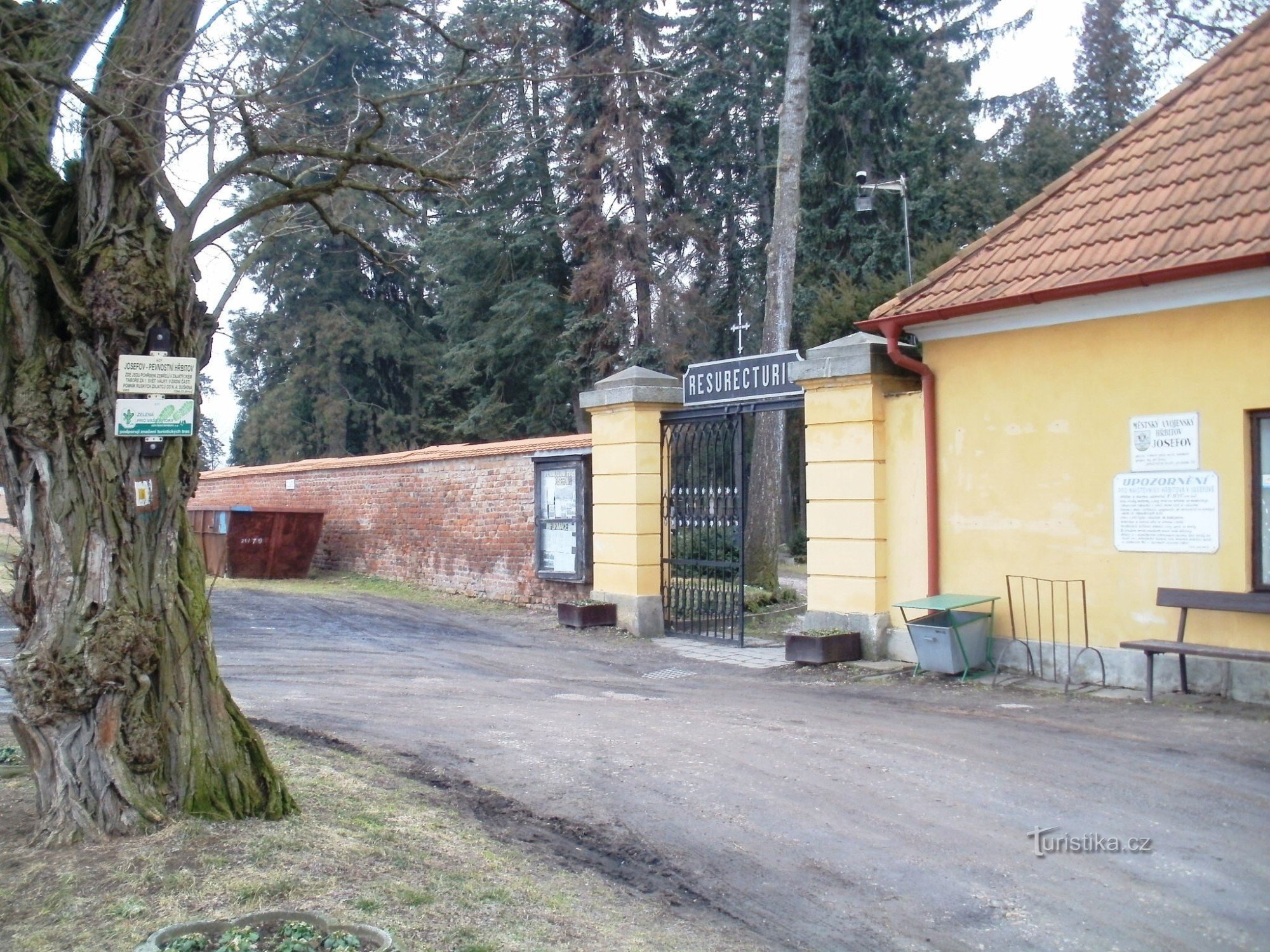 turistkorsning Josefov - fästningskyrkogård