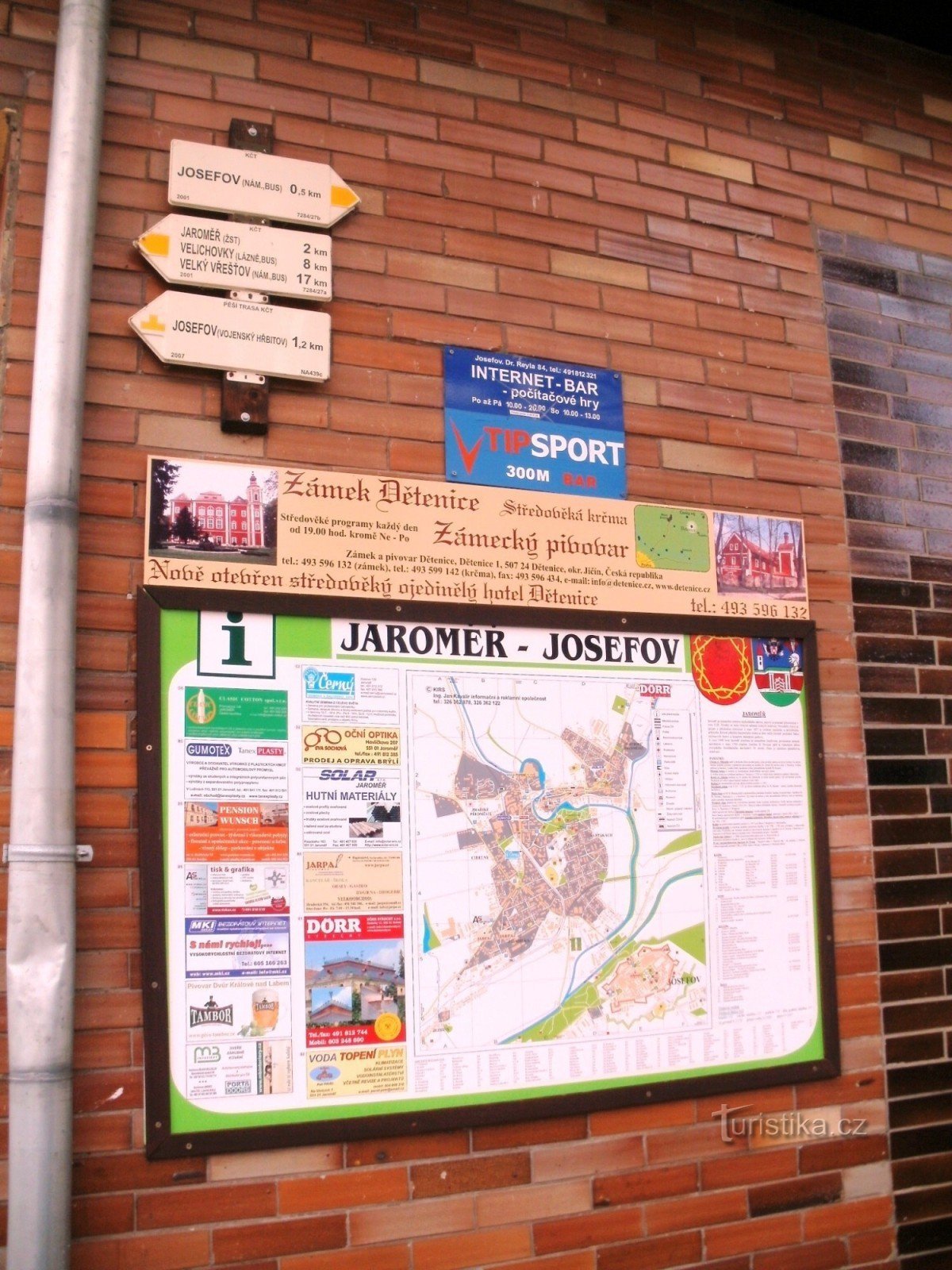 tourist crossroads Josefov - entrance to the underground