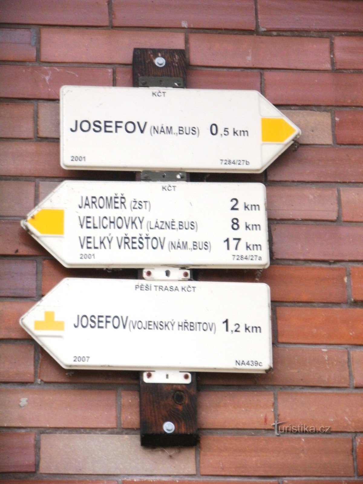 tourist crossroads Josefov - entrance to the underground