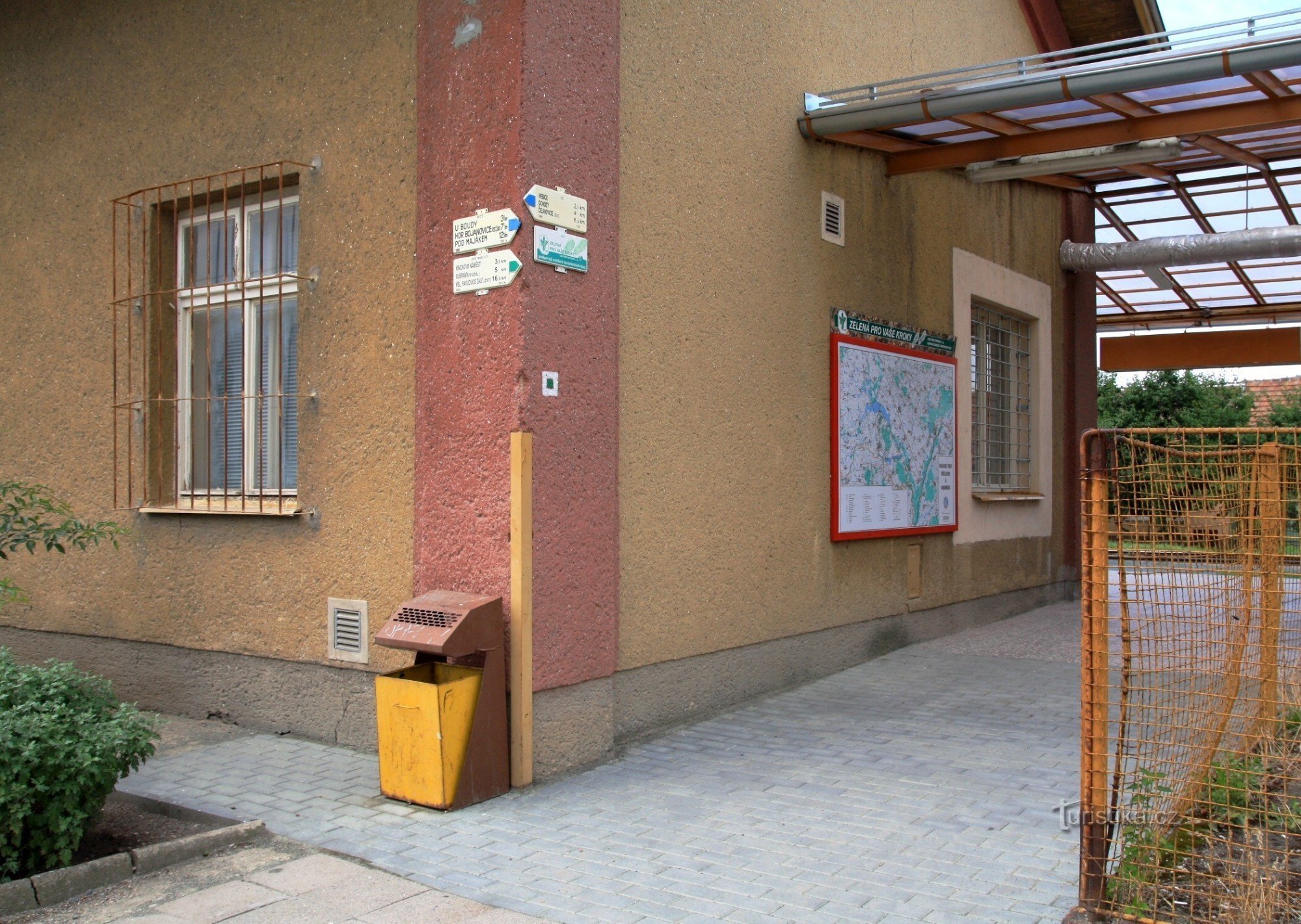 Toeristisch kruispunt van treinstation Kobylí