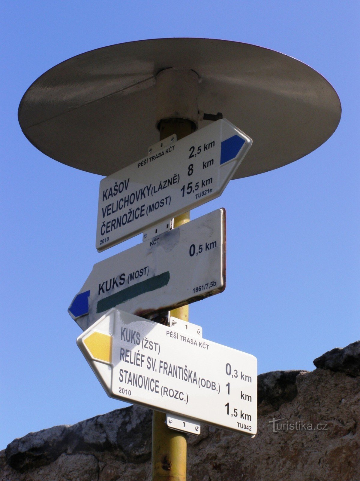 encruzilhada turística Kuks - na estação ferroviária