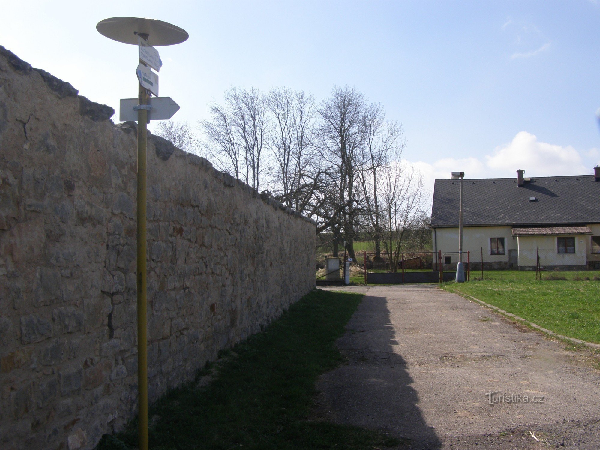 encruzilhada turística Kuks - na estação ferroviária