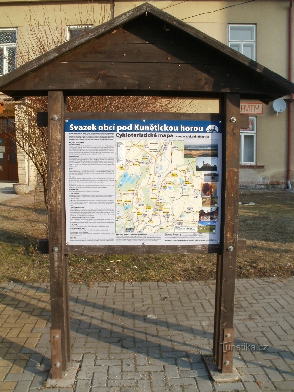 tourist crossroads Kunětice