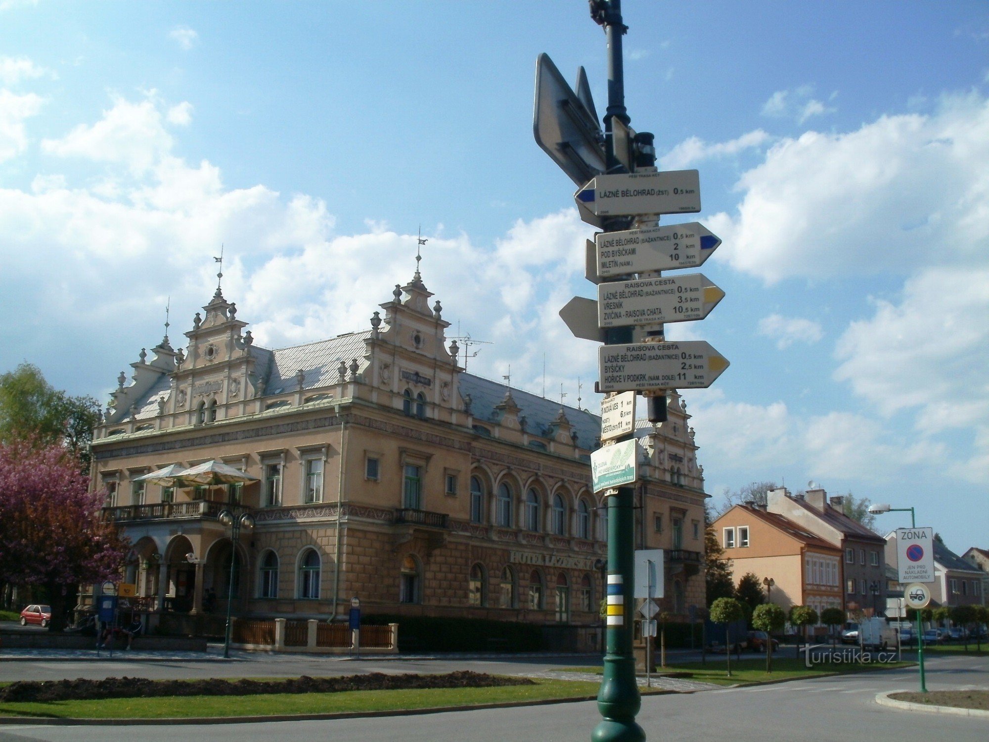 turistické rozcestí Lázně Bělohrad - náměstí K.V.Raise