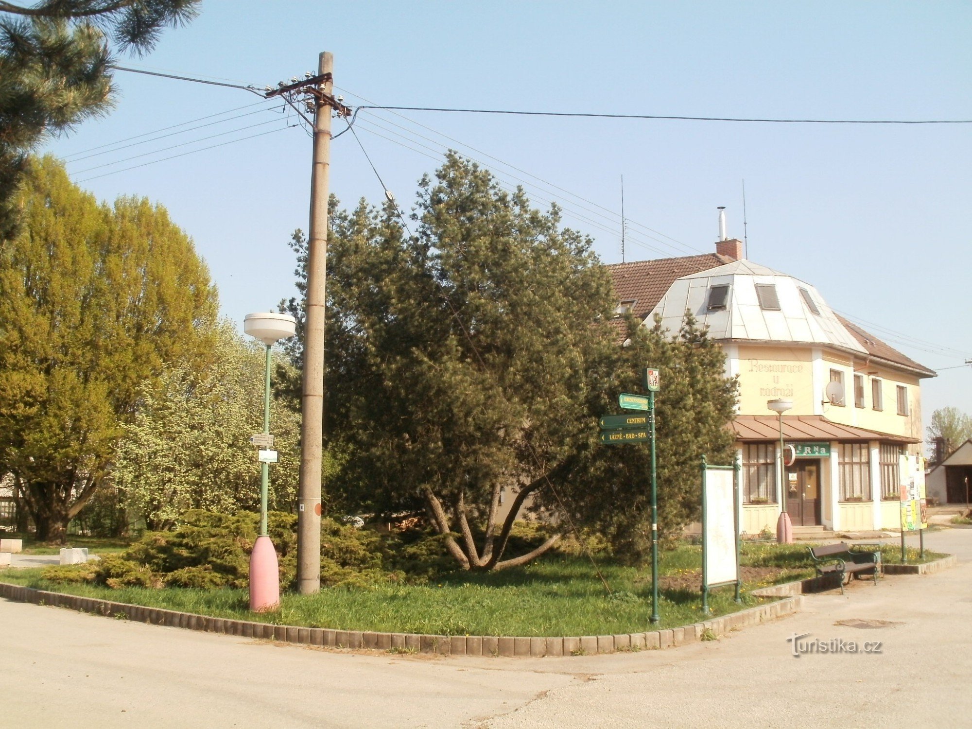 touristische Kreuzung Lázně Bělohrad - Bahnhof, Bahnhof