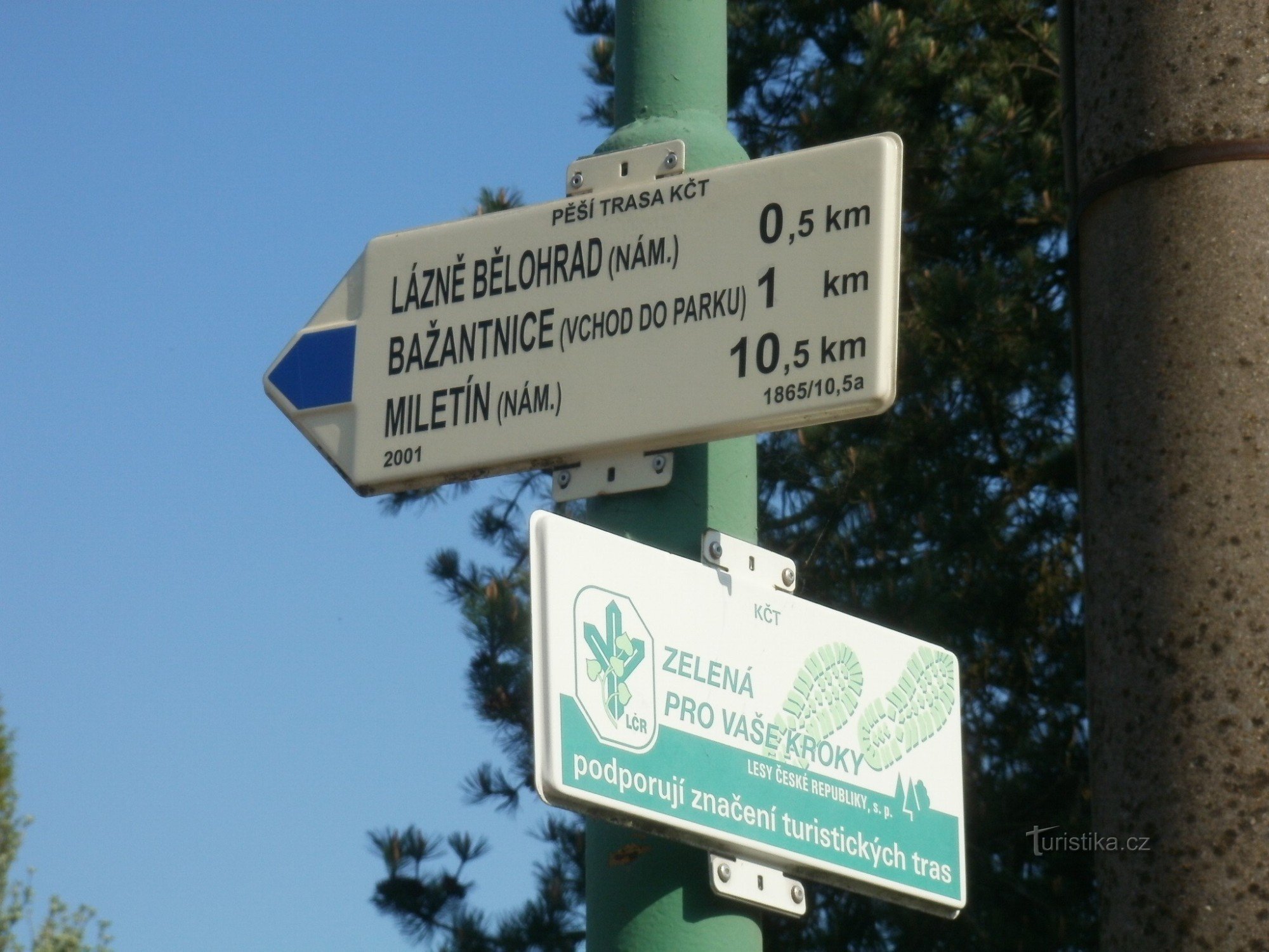 encruzilhada turística Lázně Bělohrad - estação ferroviária, estação ferroviária