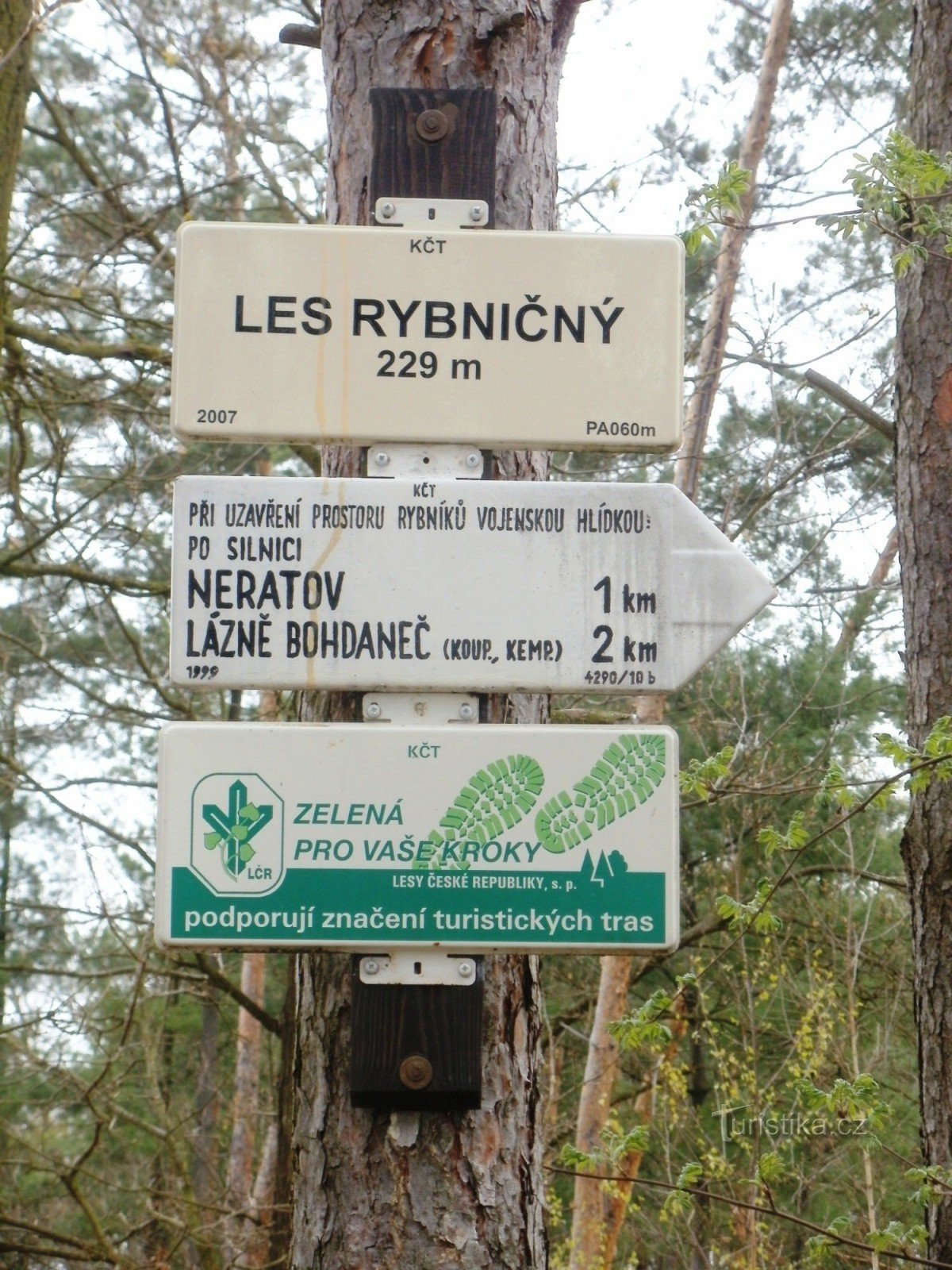 Encrucijada turística del bosque de Rybničný