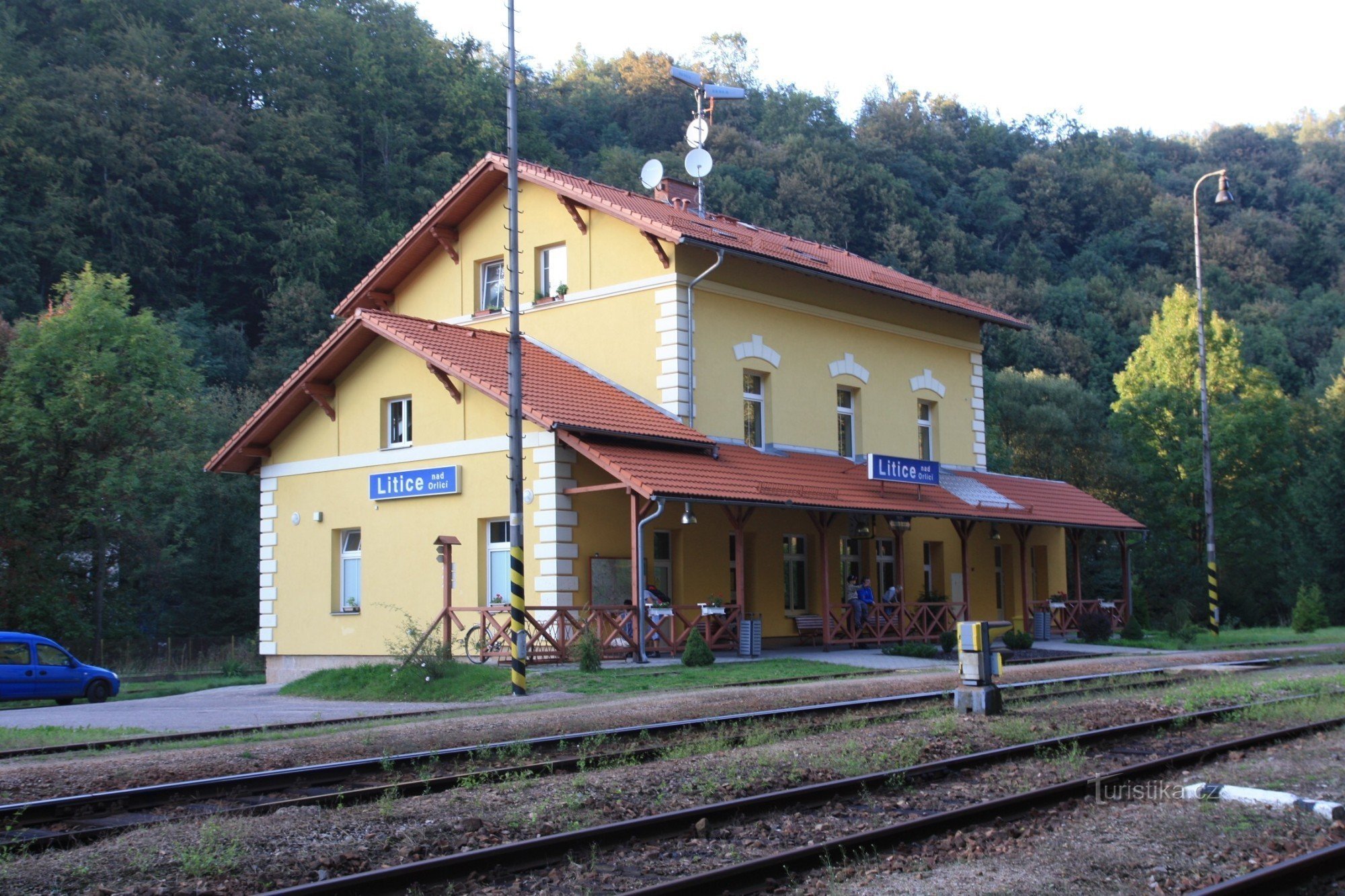 Tourist crossroads Litice-station