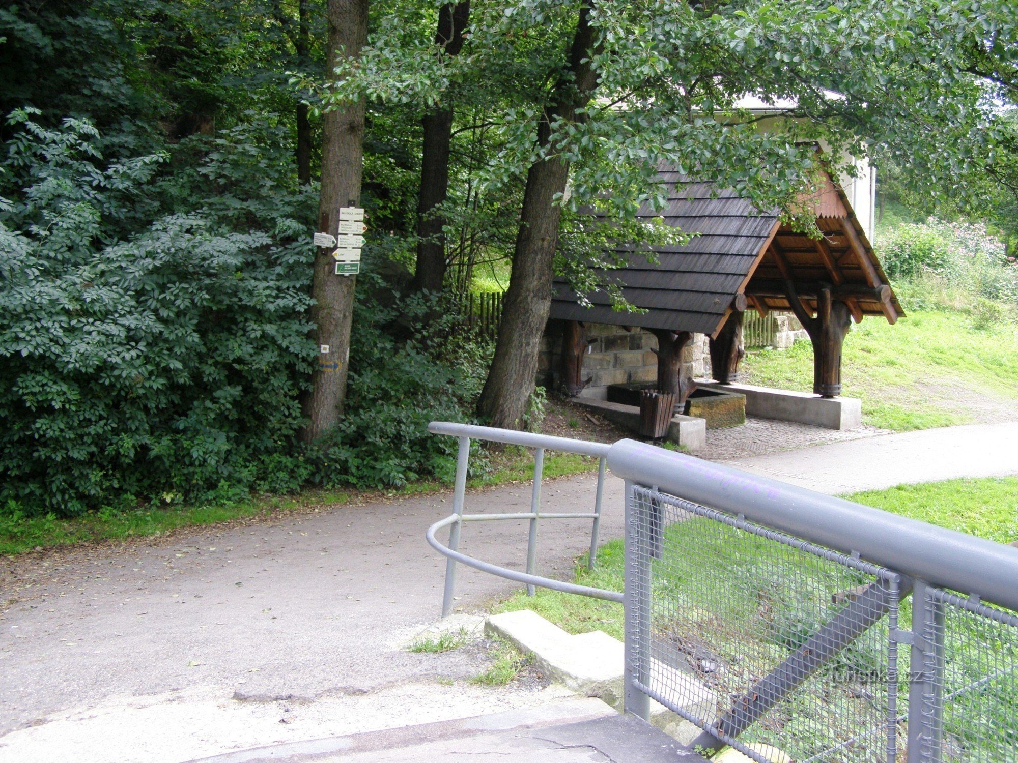 encruzilhada turística Malá Skála - perto da ponte