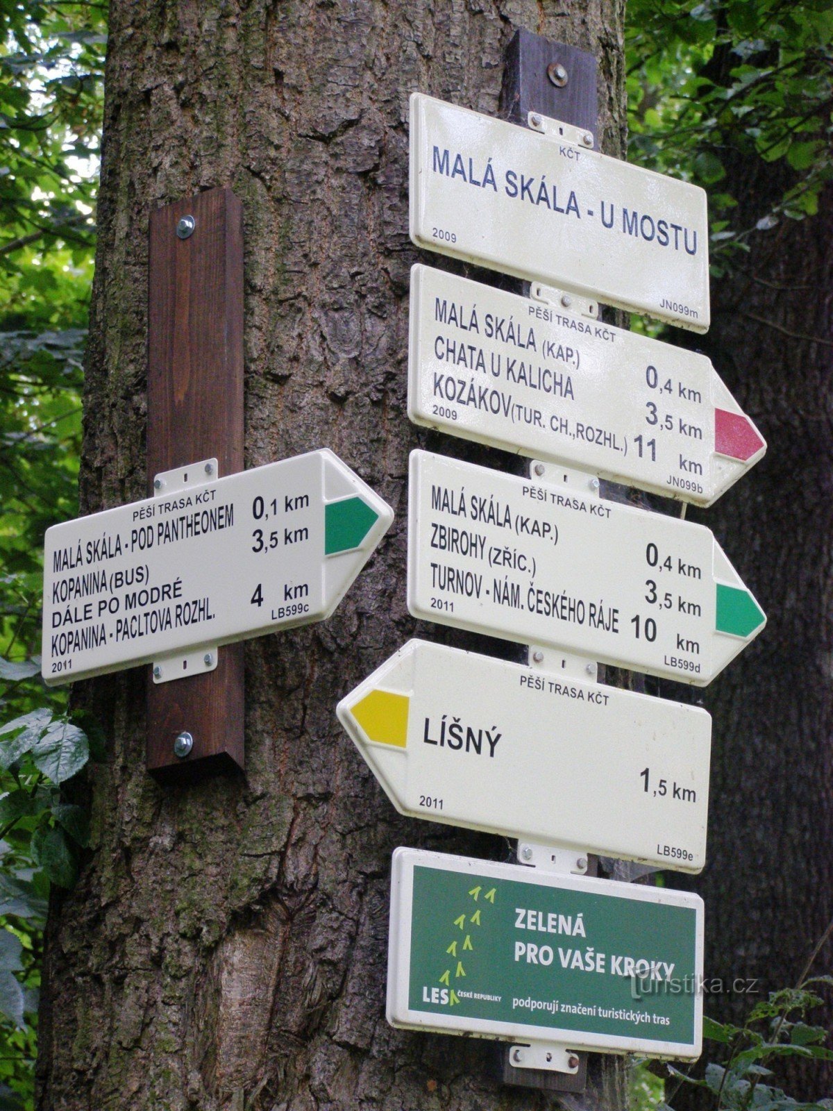 toeristisch kruispunt Malá Skála - bij de brug