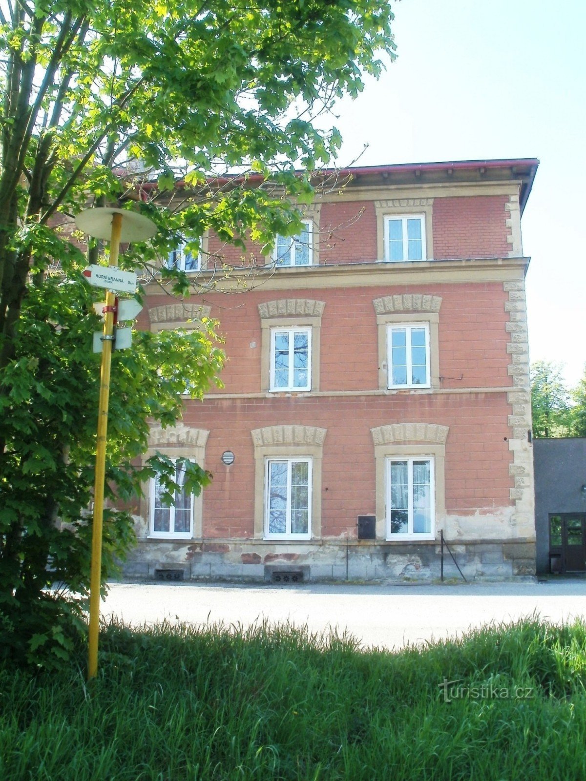 toeristisch kruispunt van Martinice in het Reuzengebergte - spoorweg, treinstation