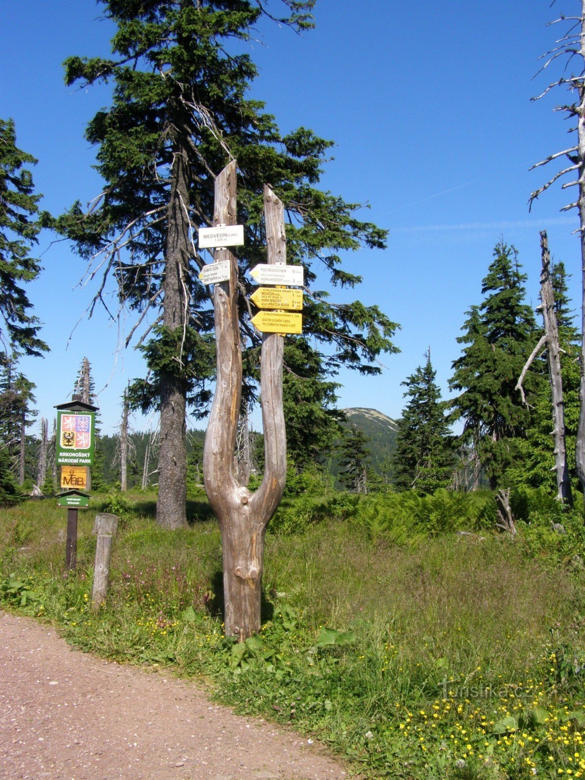 Medvědín tourist crossroads