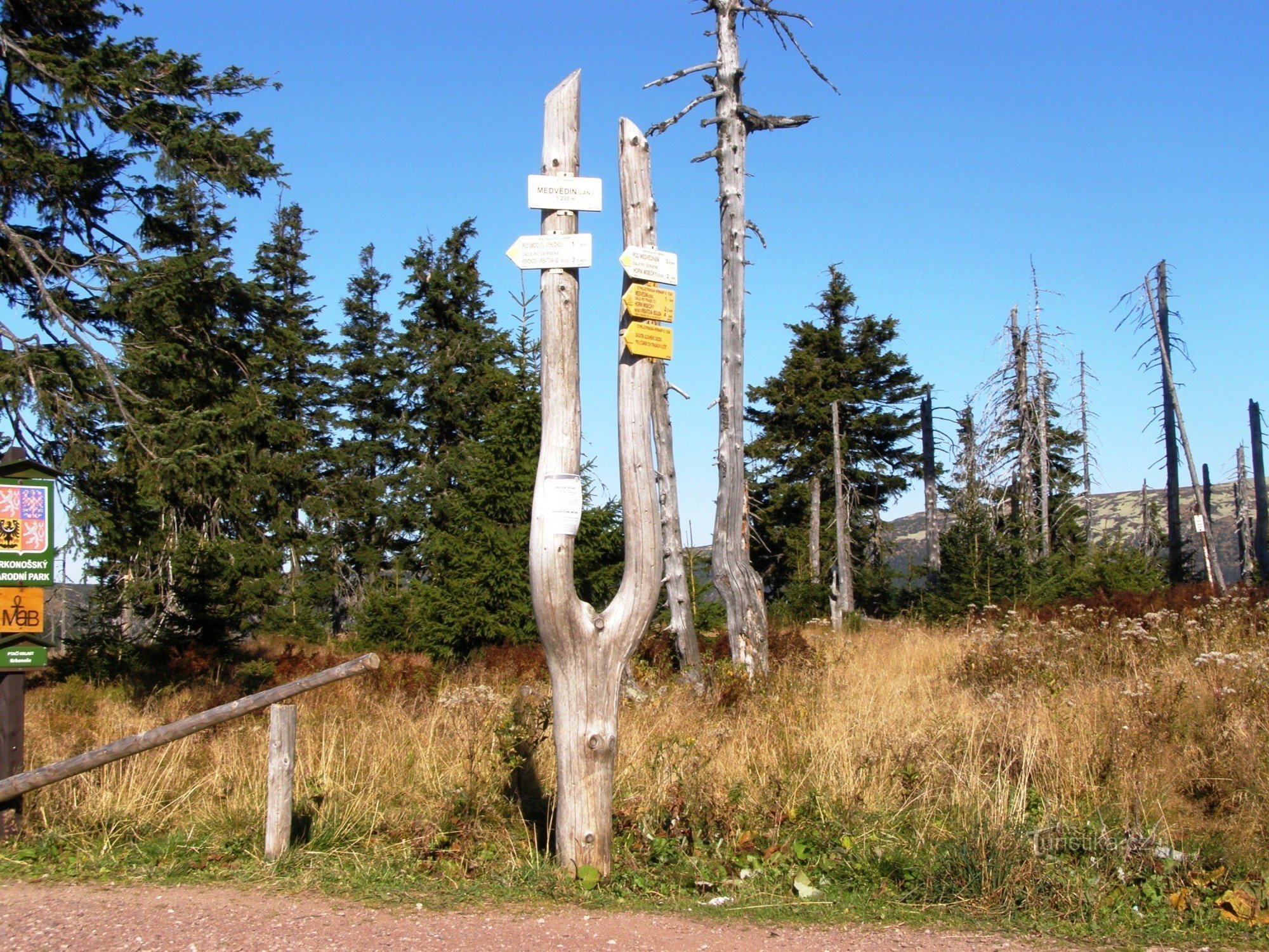 Medvědín tourist crossroads