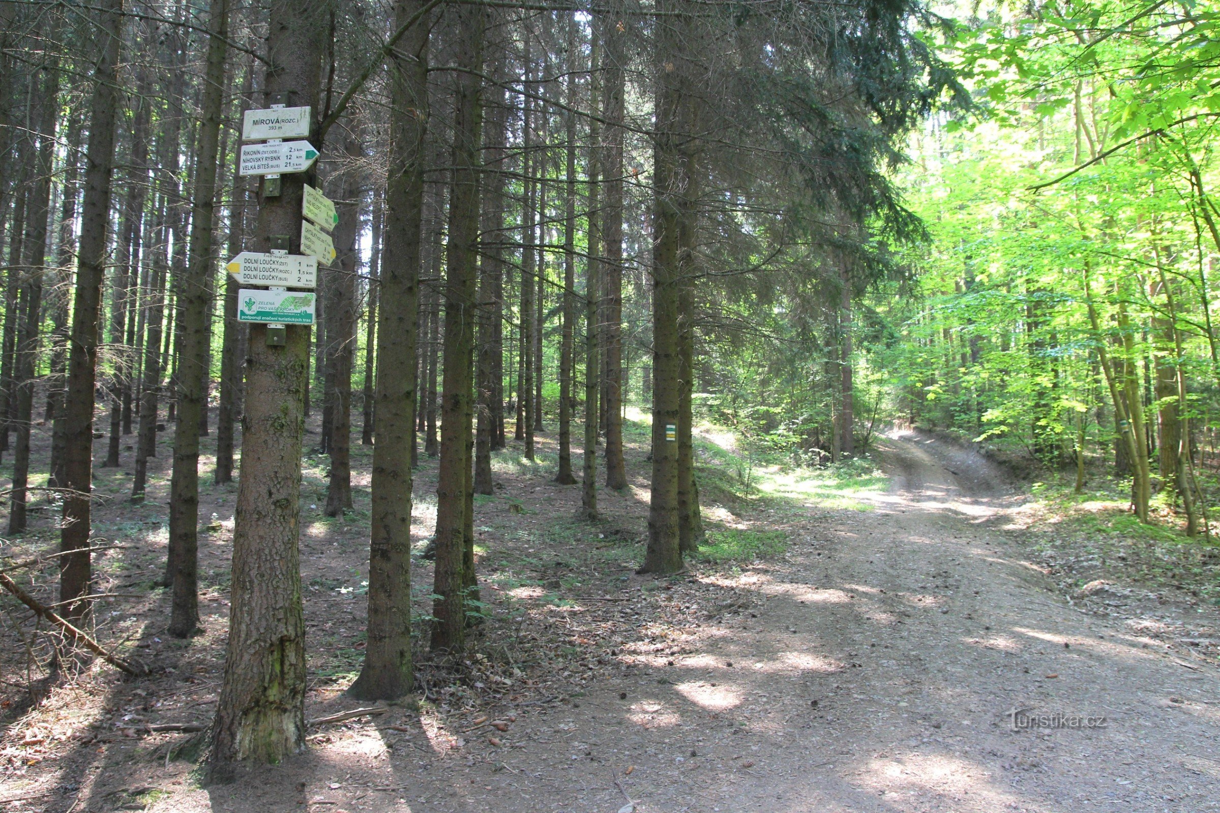 Răscruce turistică Mírová pe semne verzi și galbene