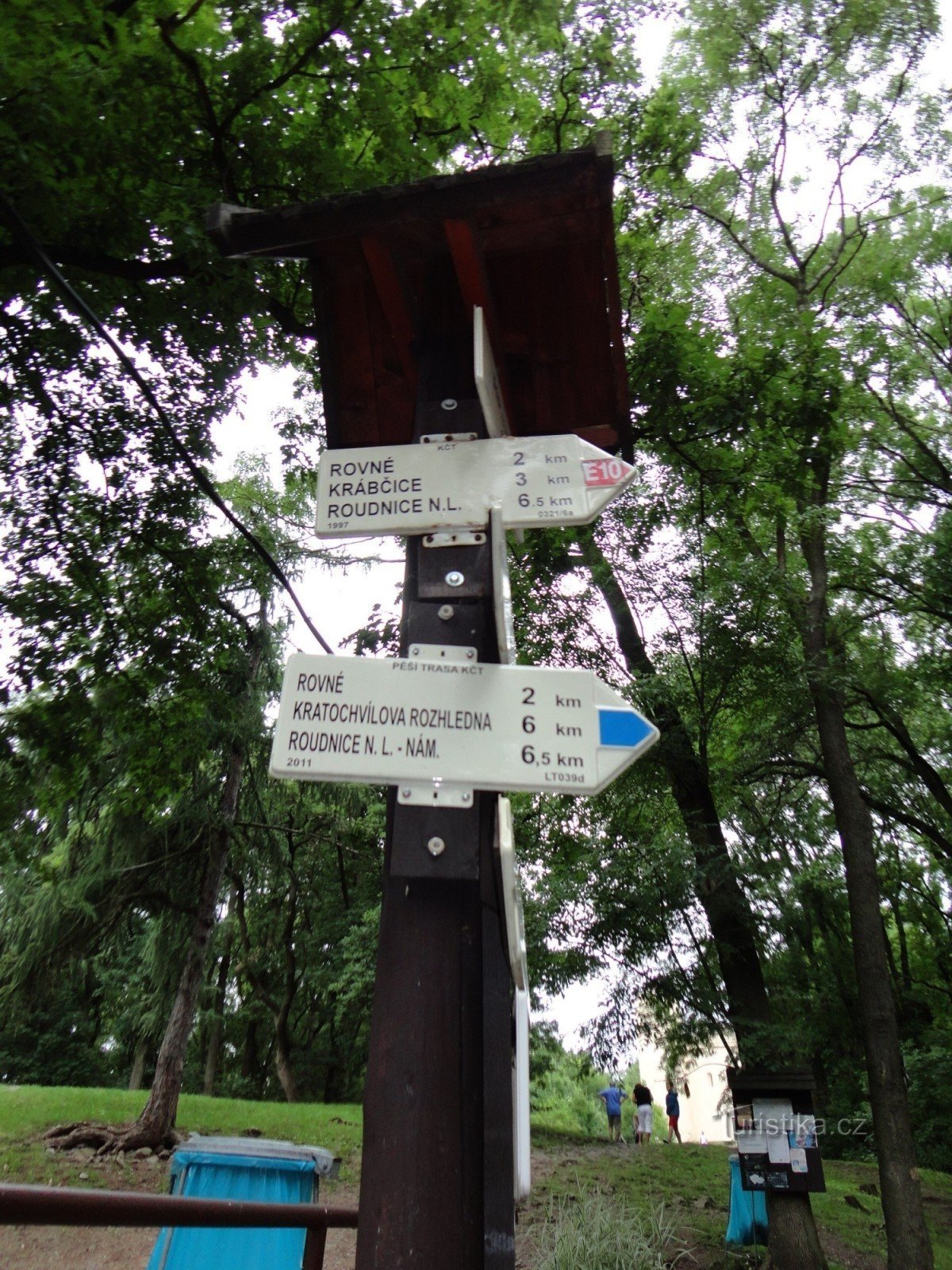 Touristenkreuzung auf dem Berg Říp