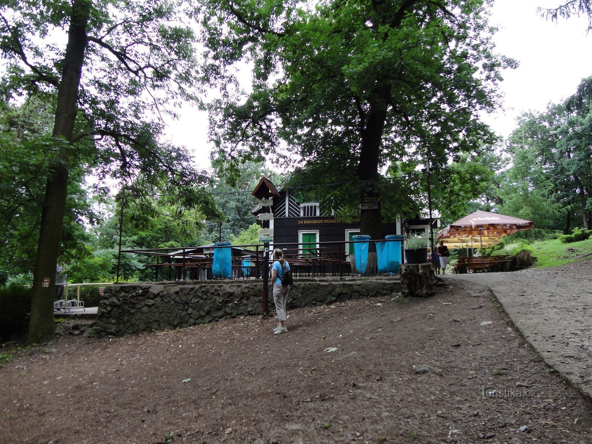 encrucijada turística en el monte Říp