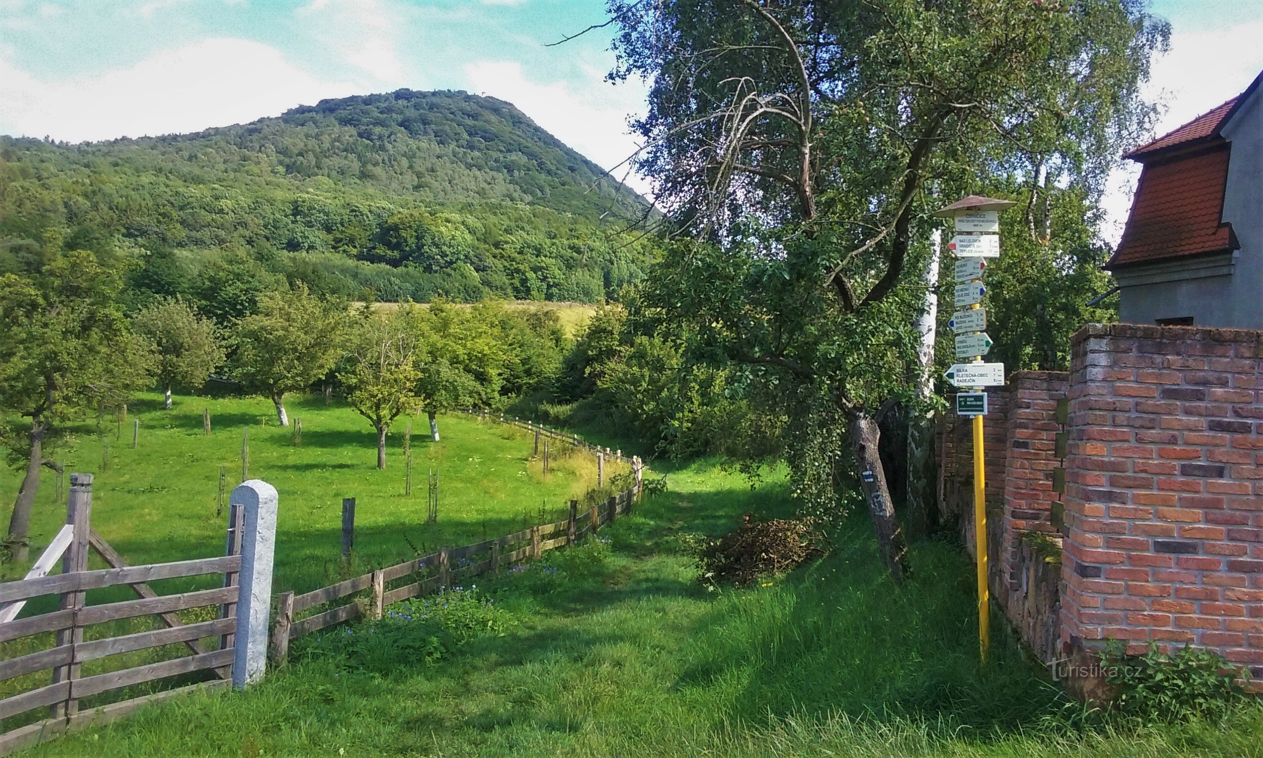 Răscruce turistică de la marginea superioară a satului Černčice