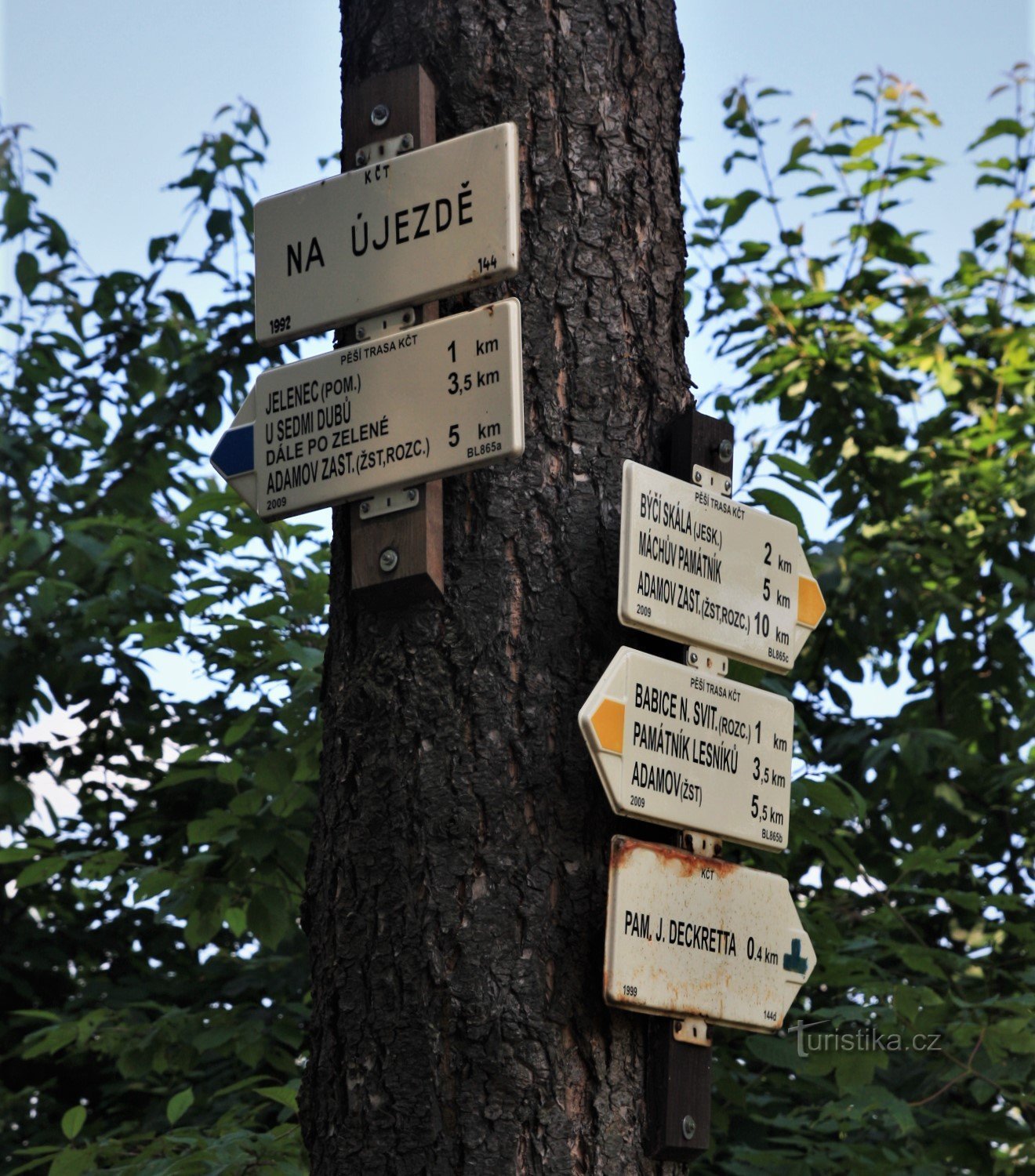 Tourist crossroads in Na Újezd