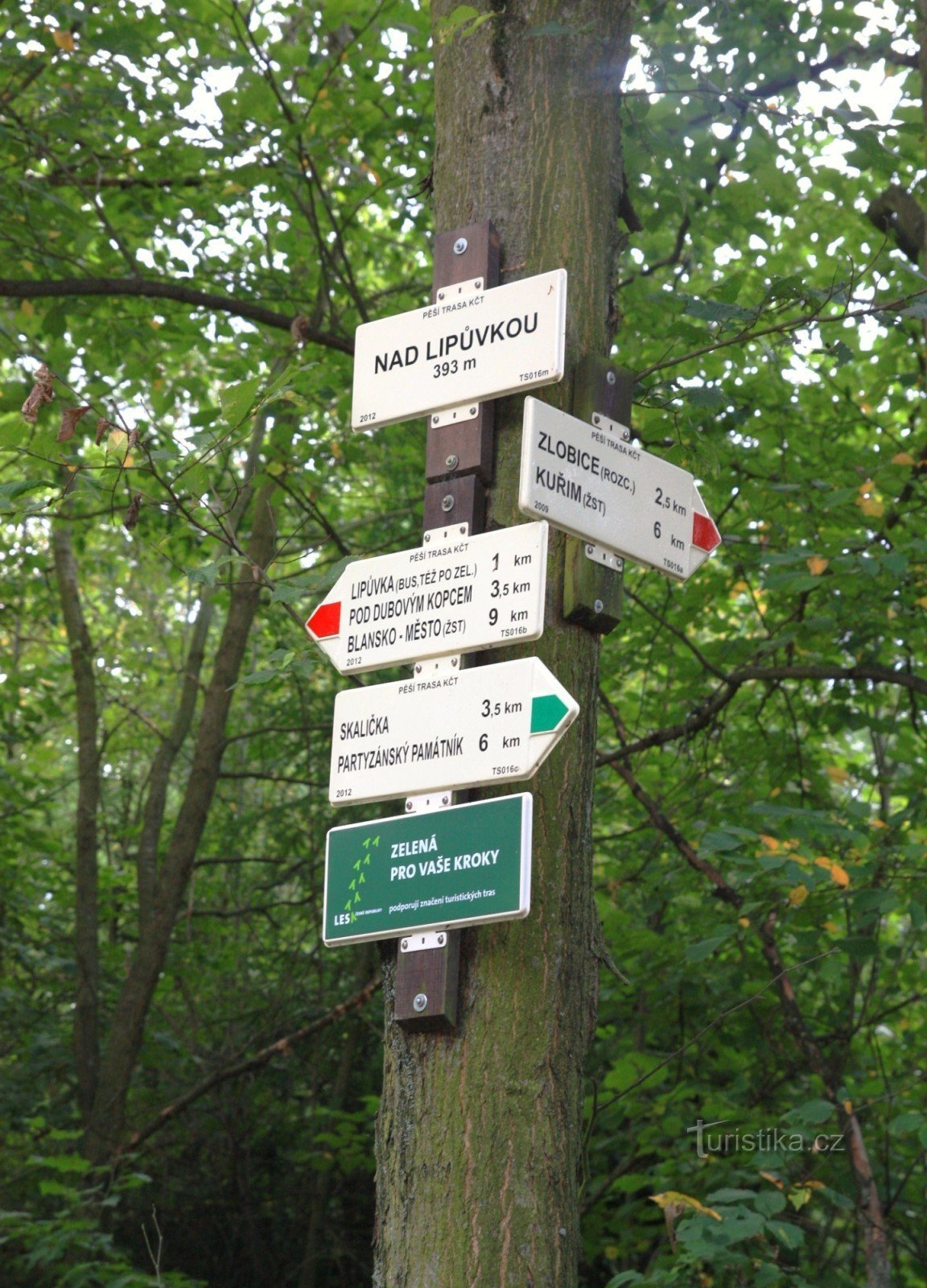 Tourist crossroads Nad Lipůvkou