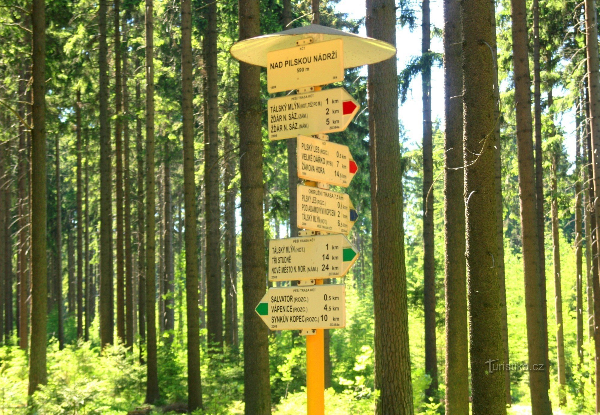 Tourist crossroads Above the Pilská reservoir