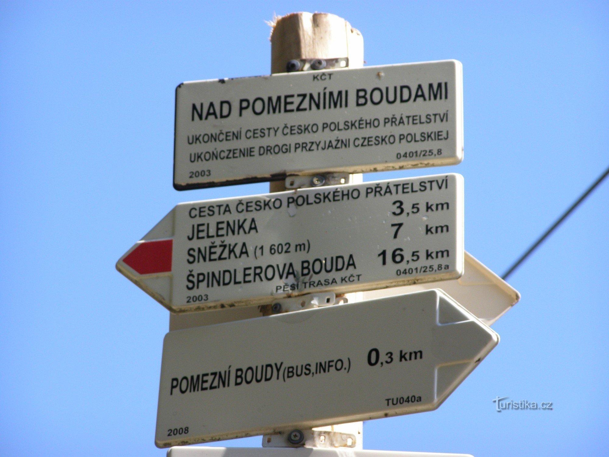 το τουριστικό σταυροδρόμι Nad Pomezní Boudami