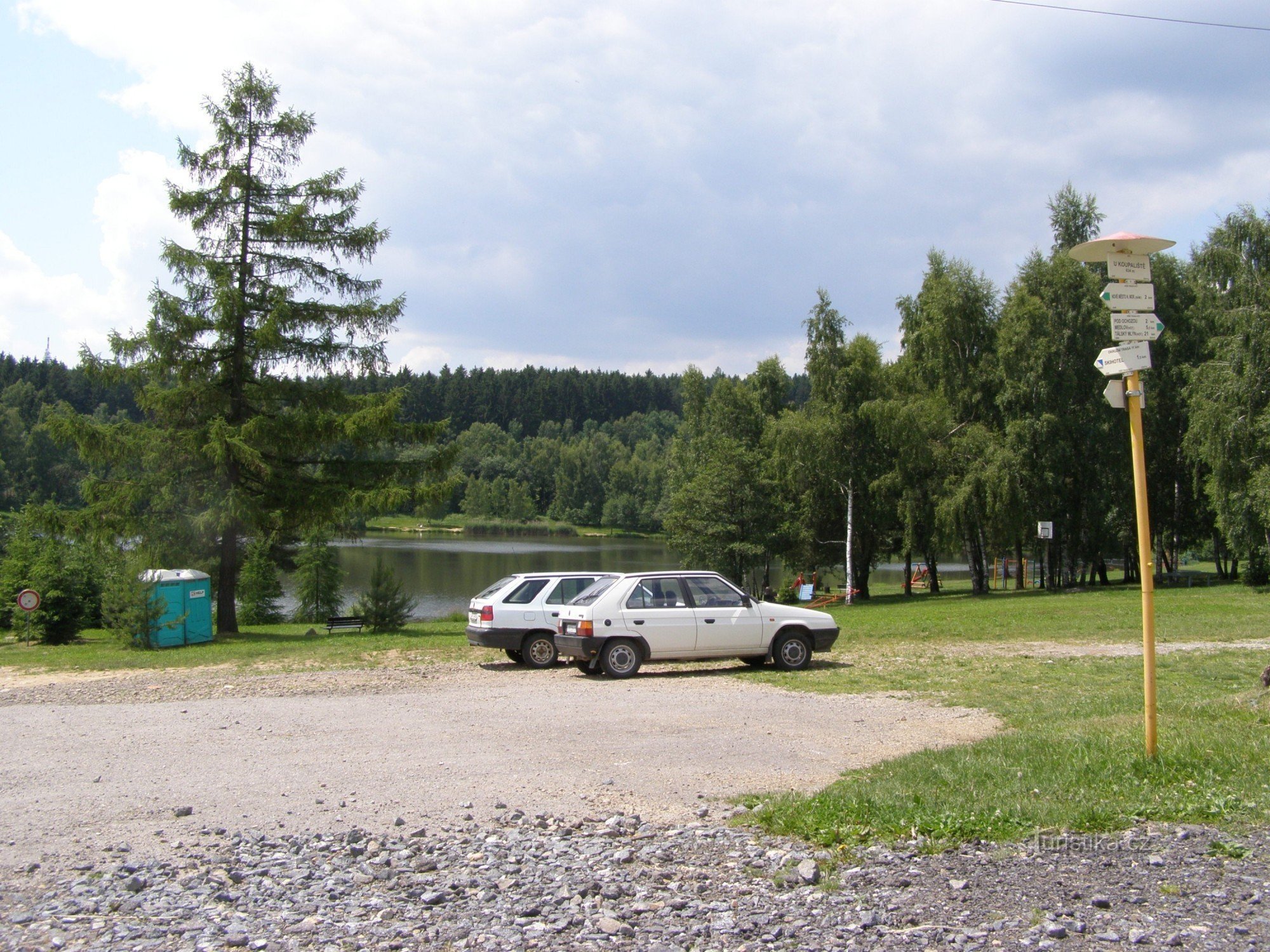 răscruce turistică Nové Město na Moravě - lângă piscină