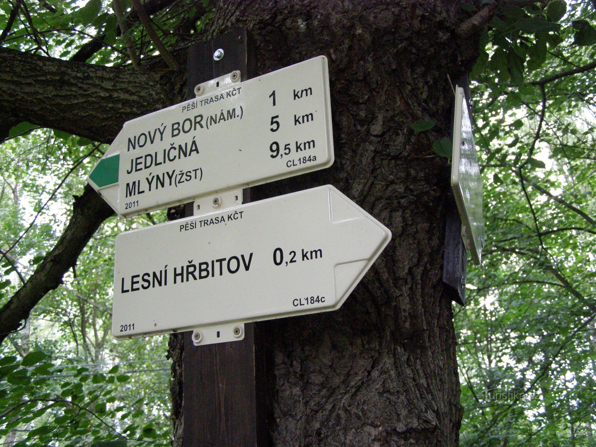 encruzilhada turística Nový Bor - perto do cemitério da floresta