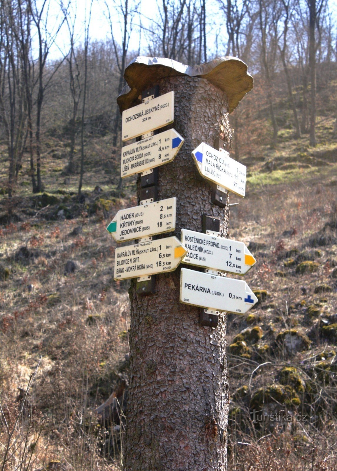 Touristenkreuzung der Ochozská-Höhle