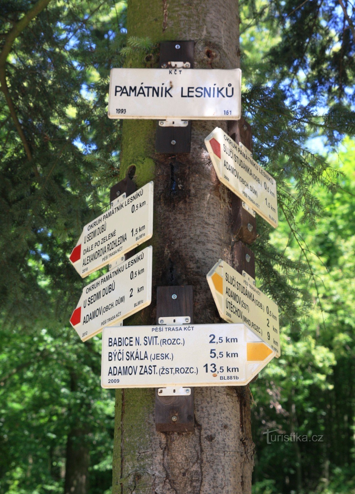 Foresters Monument tourist crossroads