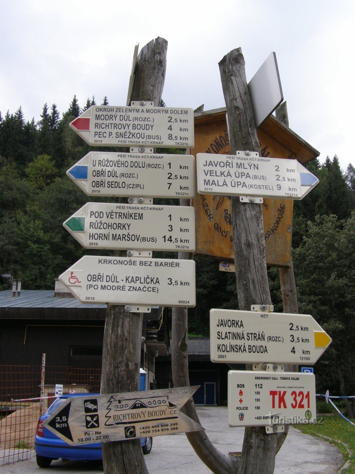 cruce turístico Pec pod Sněžkou - el cartel principal cerca del hotel Corso