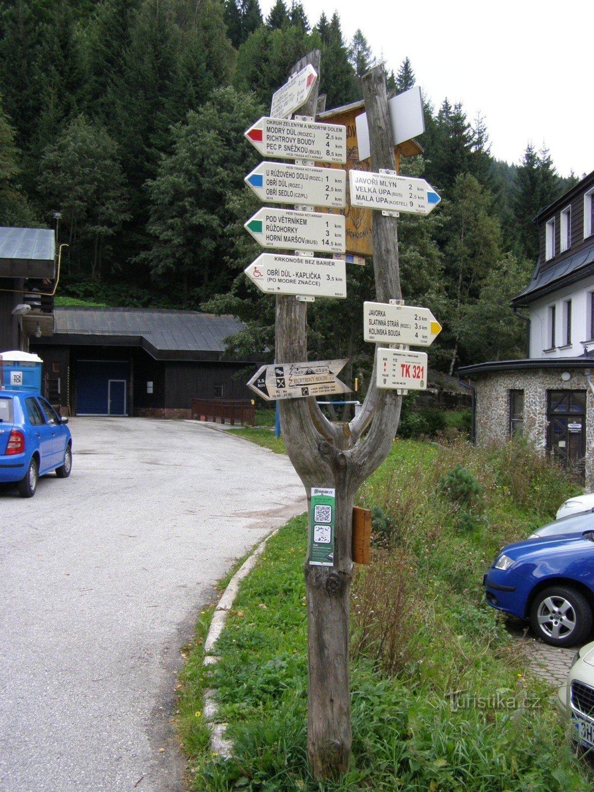 cruce turístico Pec pod Sněžkou - el cartel principal cerca del hotel Corso