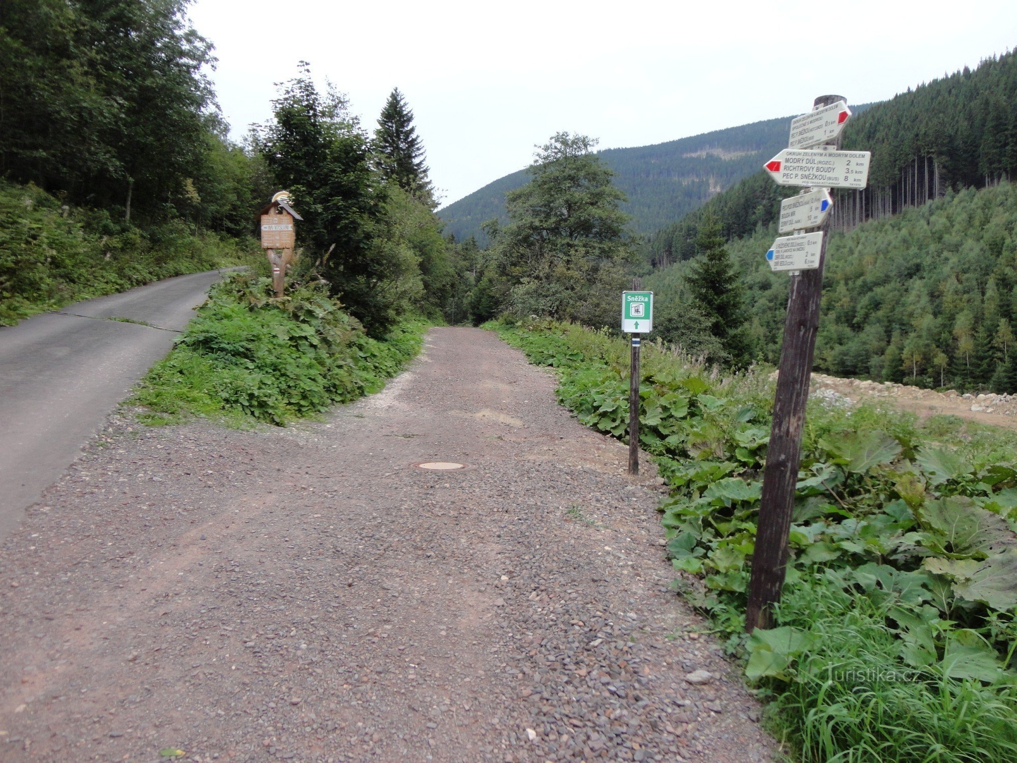 Touristenkreuzung Pec pod Sněžkou - über dem Úpský údolí