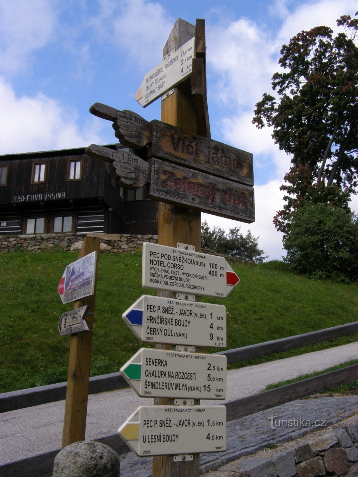 tourist crossroads Pec pod Sněžkou - at the IC Veselý trip