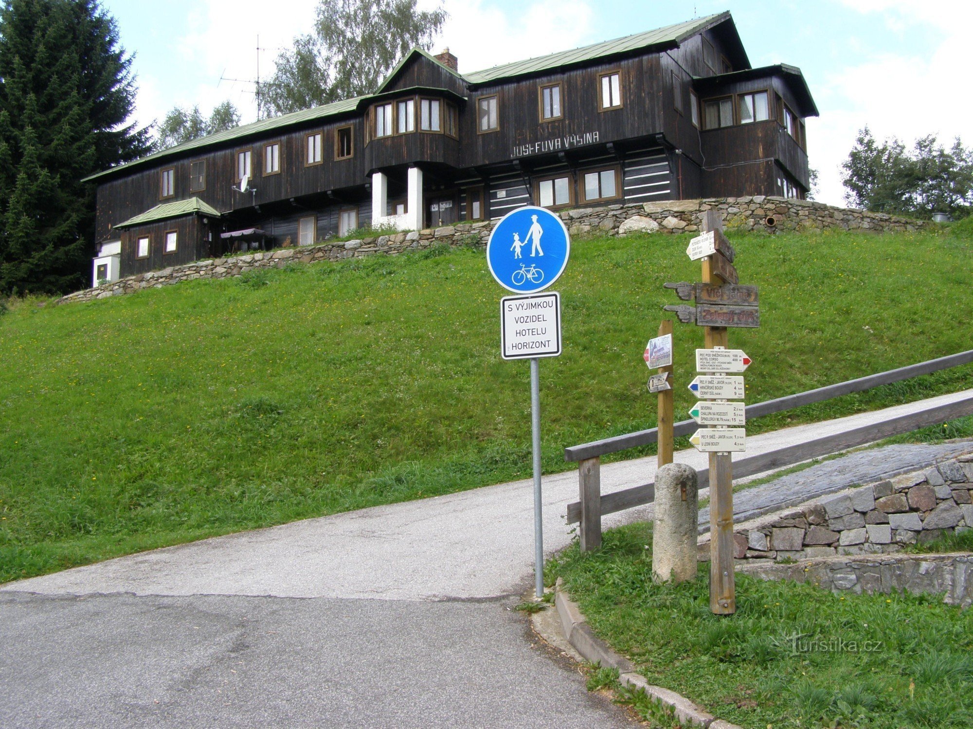 tourist crossroads Pec pod Sněžkou - at the IC Veselý trip