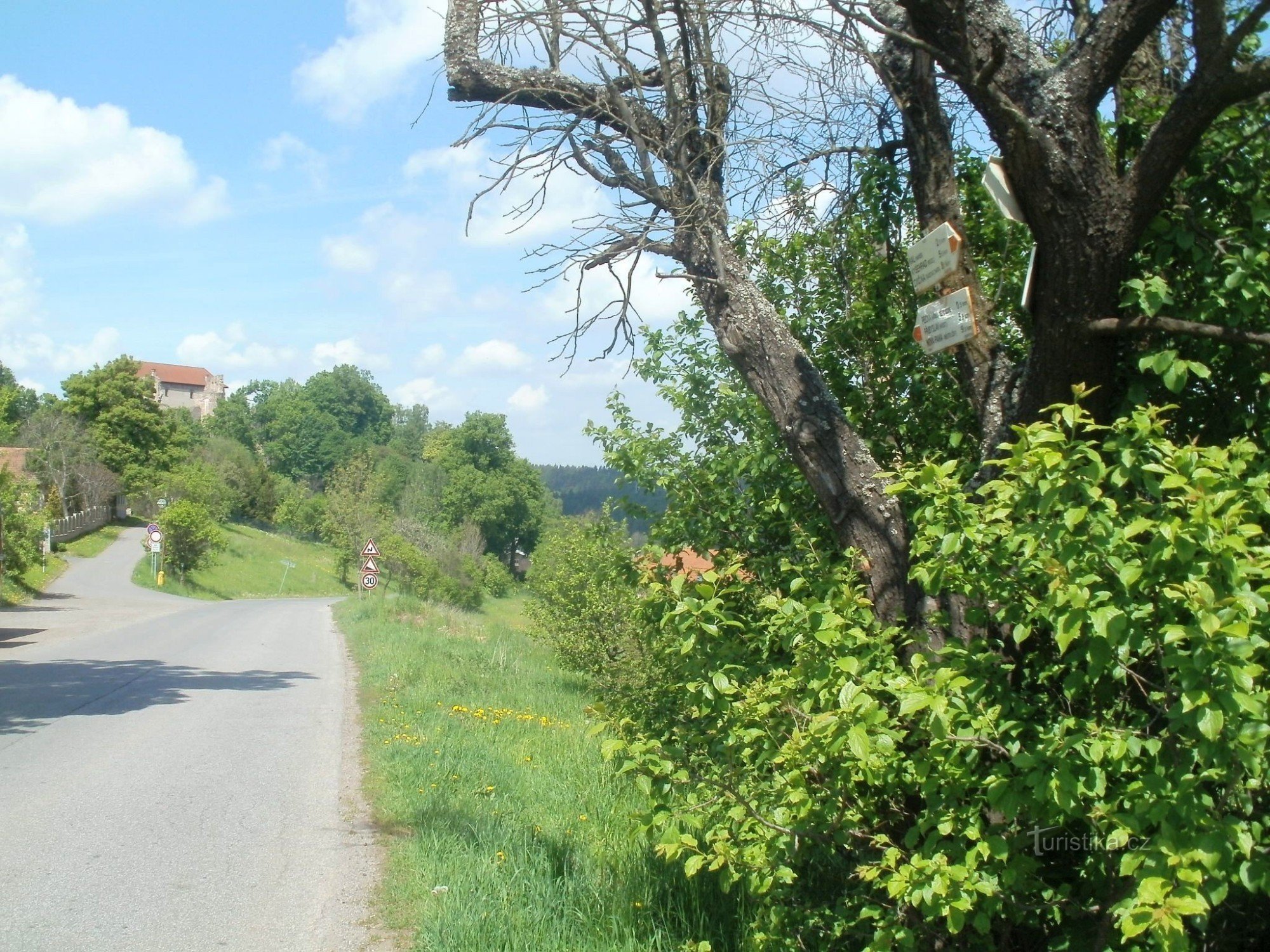 carrefour touristique Pecka - au-dessus du château