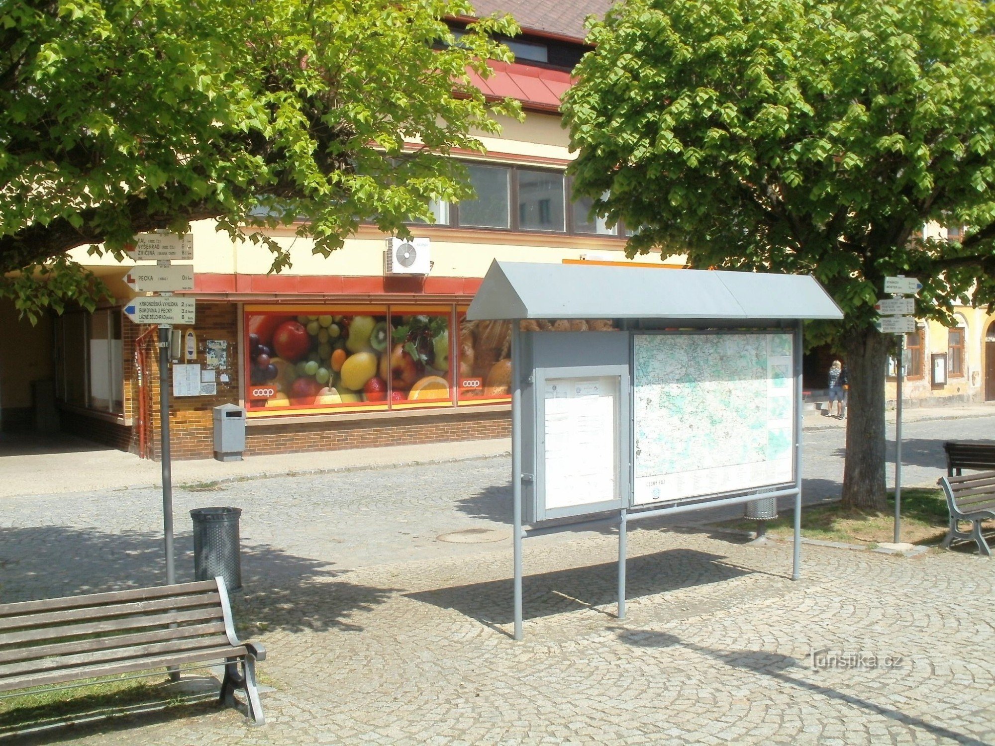 turistické rozcestí Pecka - náměstí