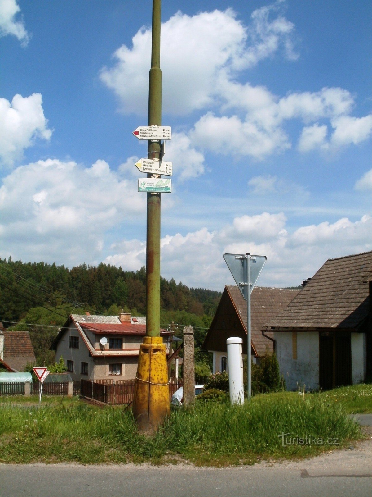 Touristenkreuzung Pecka - unter der Burg