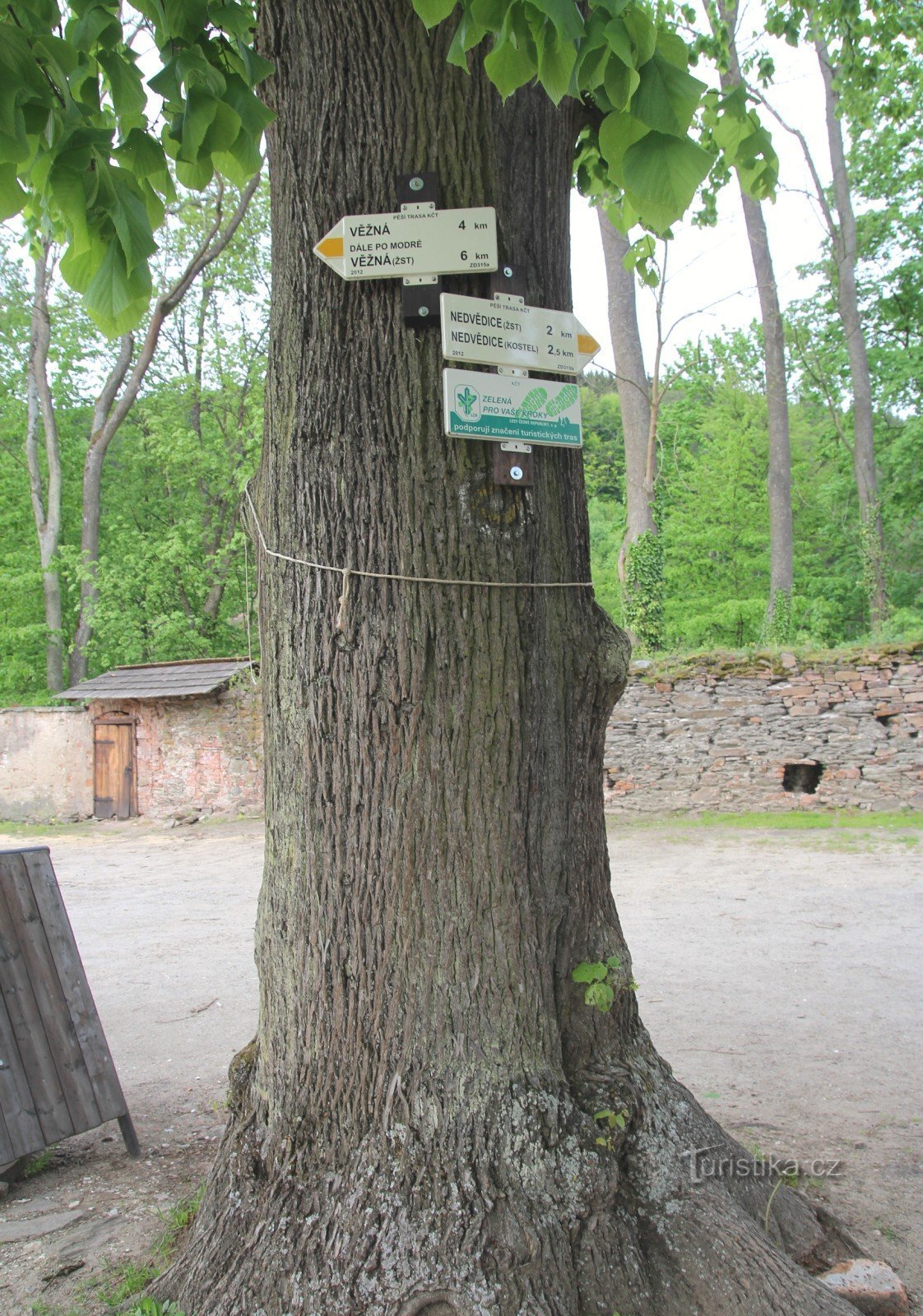 Turistvejkryds Pernštejn slot