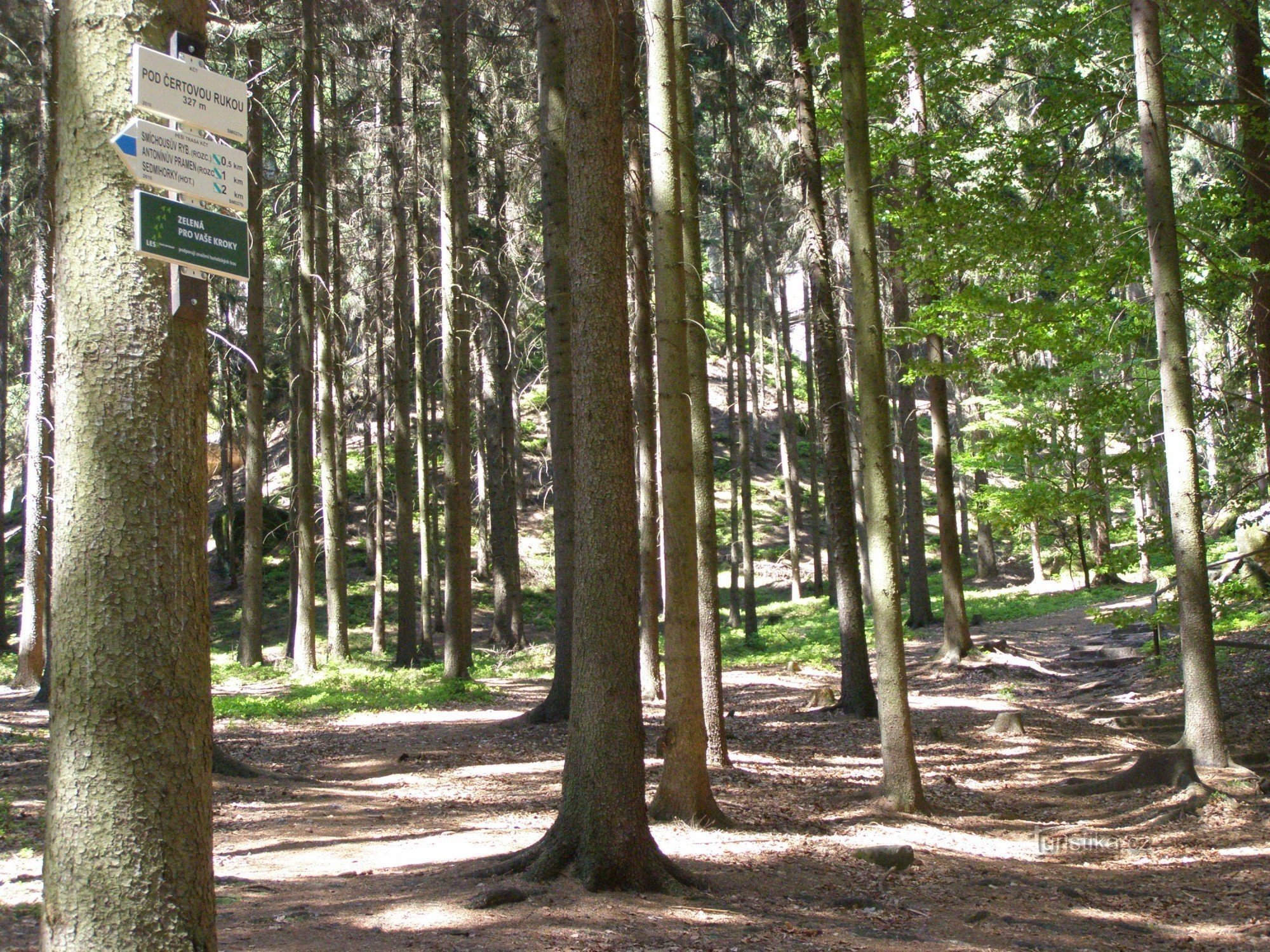 the tourist crossroads Under the Devil's Hand