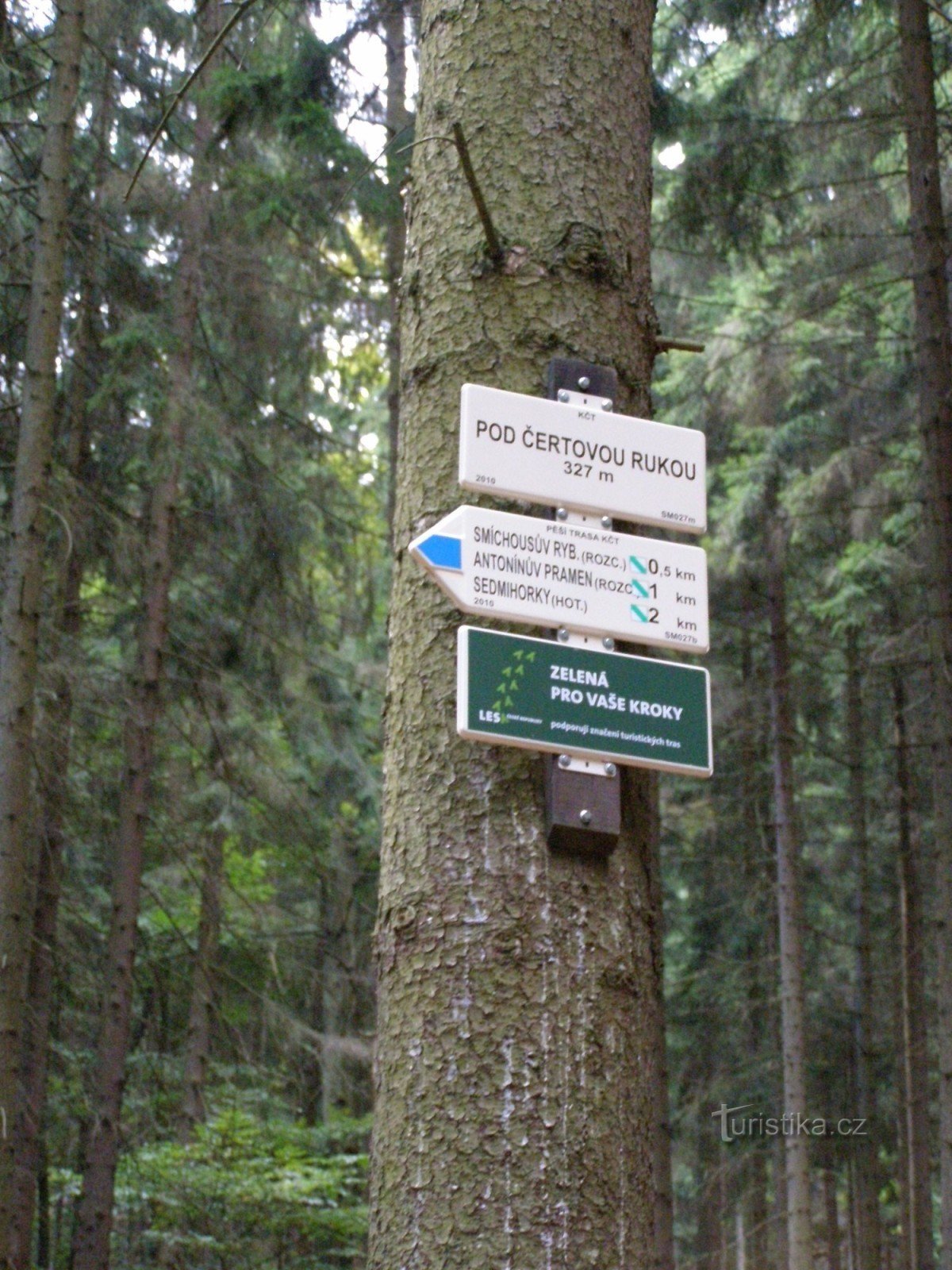 the tourist crossroads Under the Devil's Hand