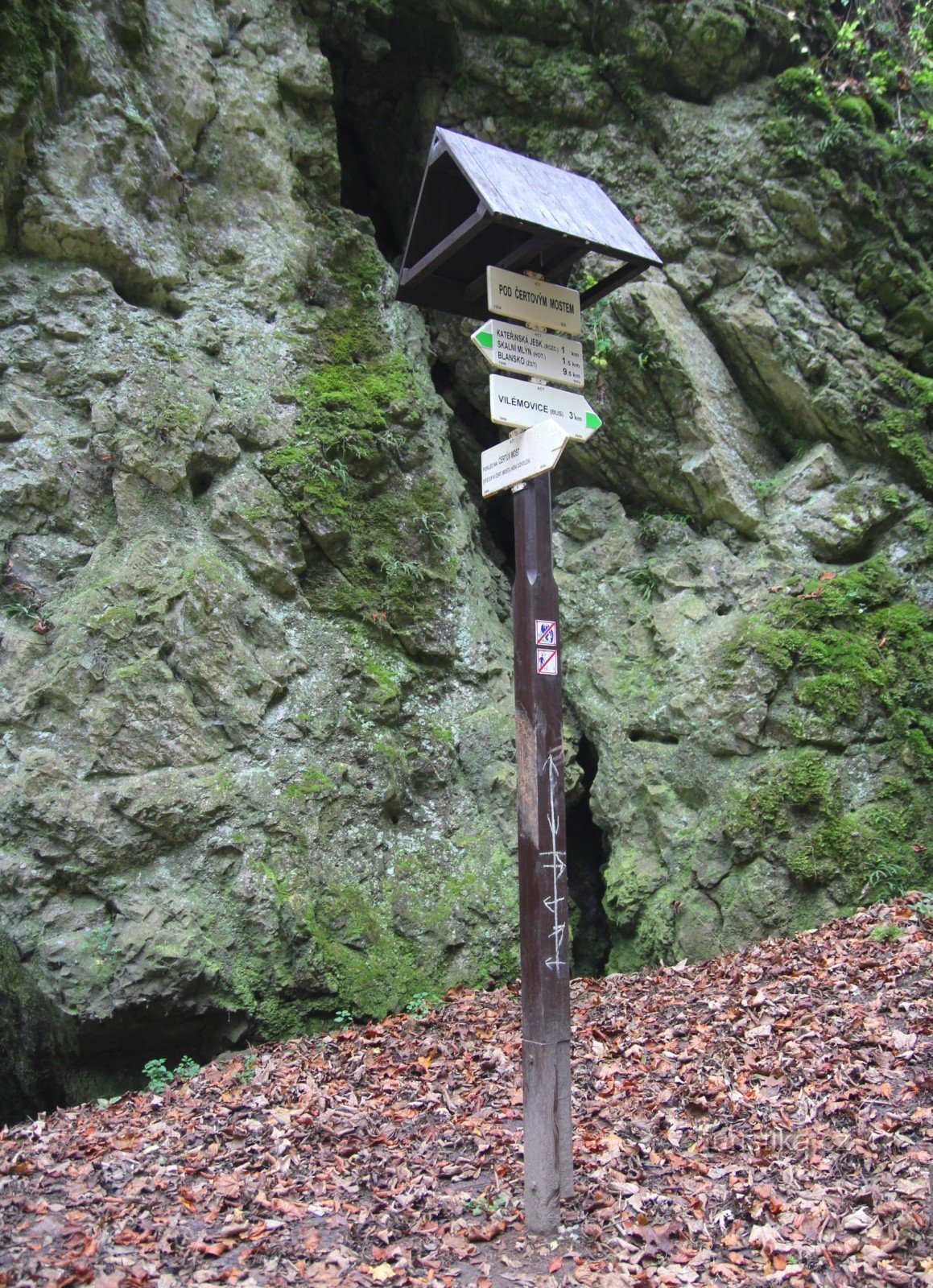 Tourist crossroads Under the Devil's Bridge