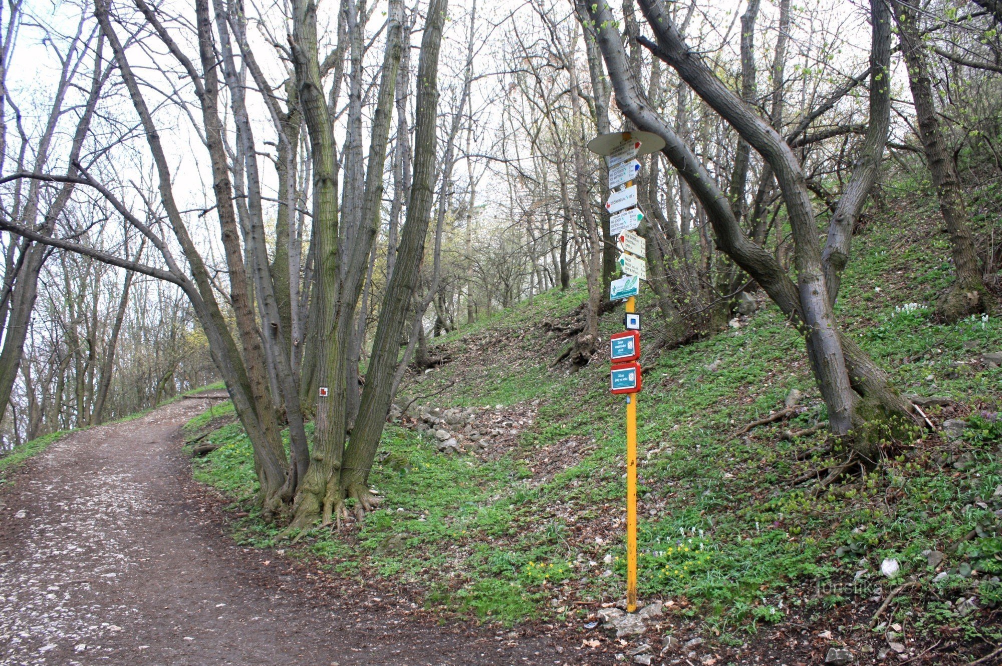 Tourist crossroads Under the Maiden's Castle