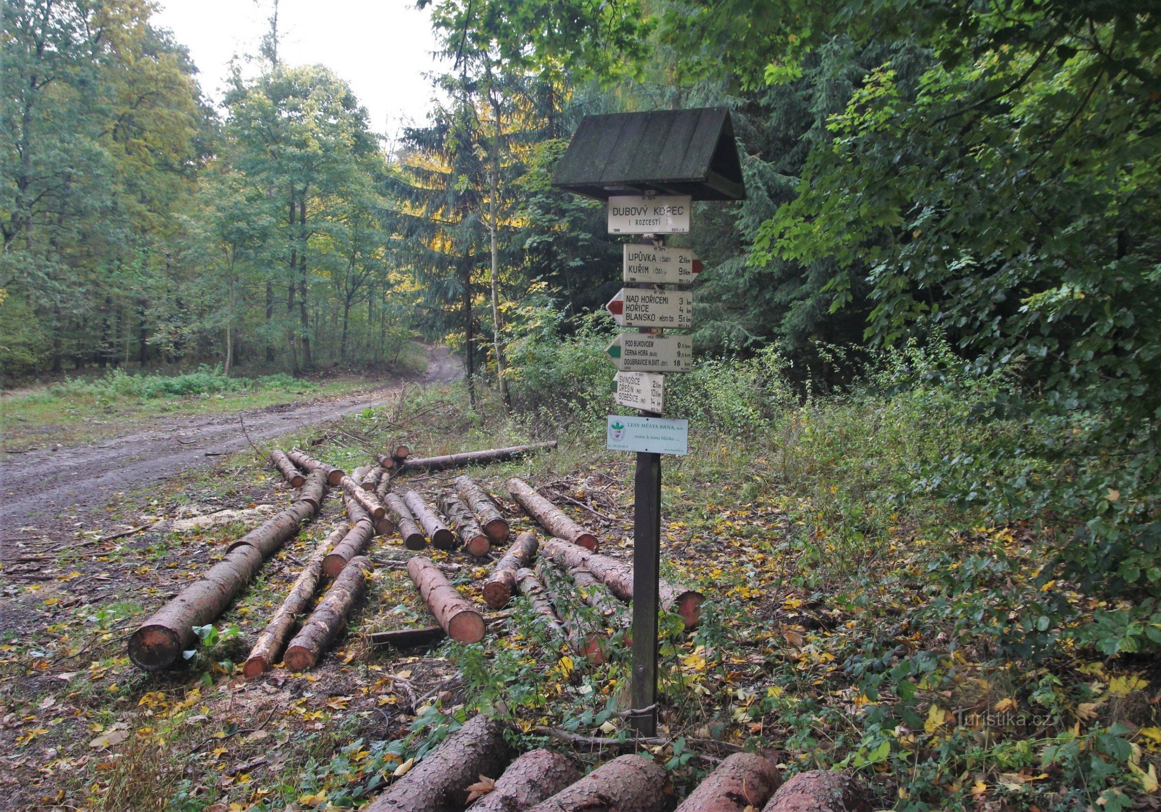 Tourist crossroads Under Dubový kopcem