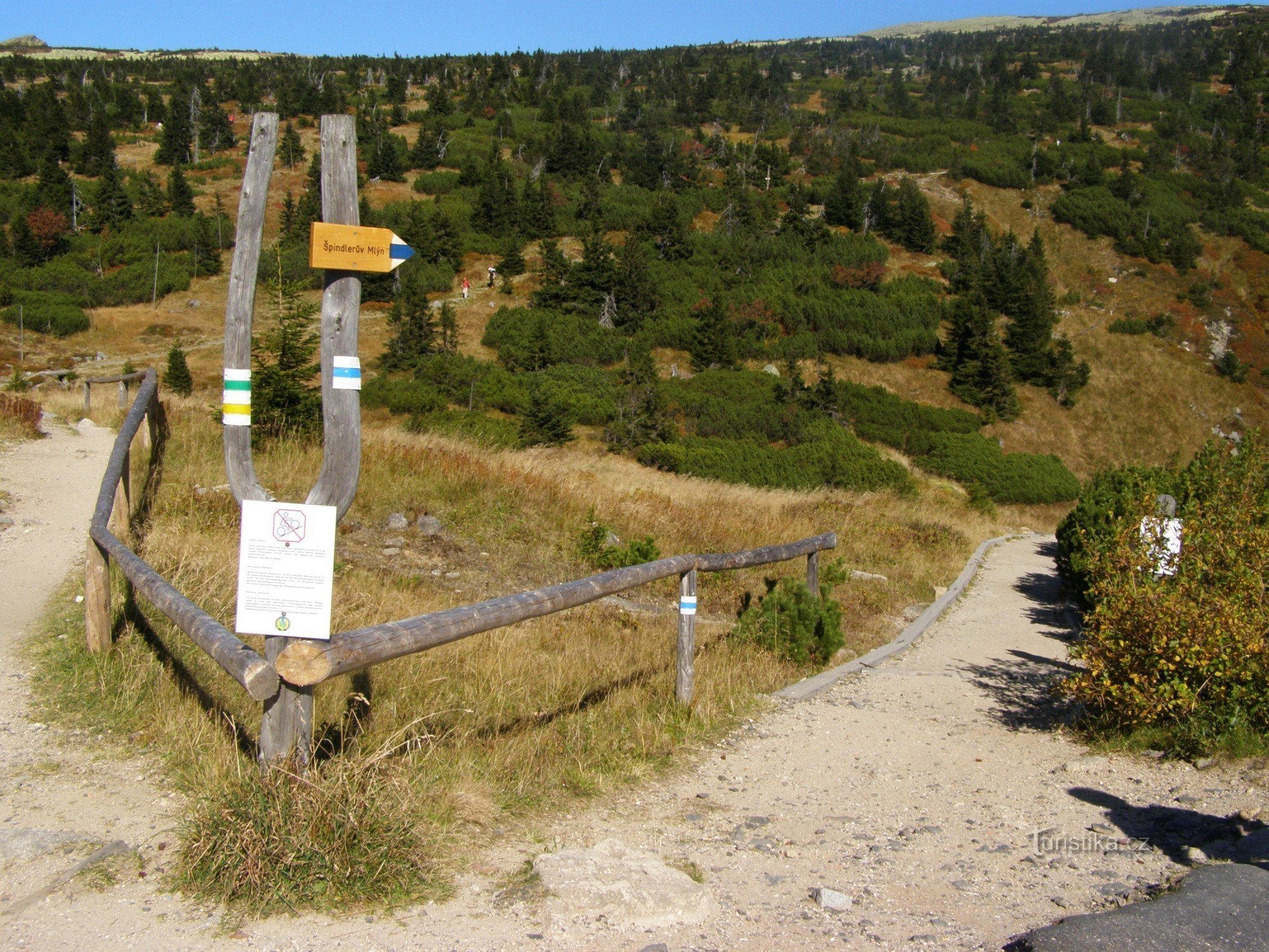 tourist crossroads under Labská bouda