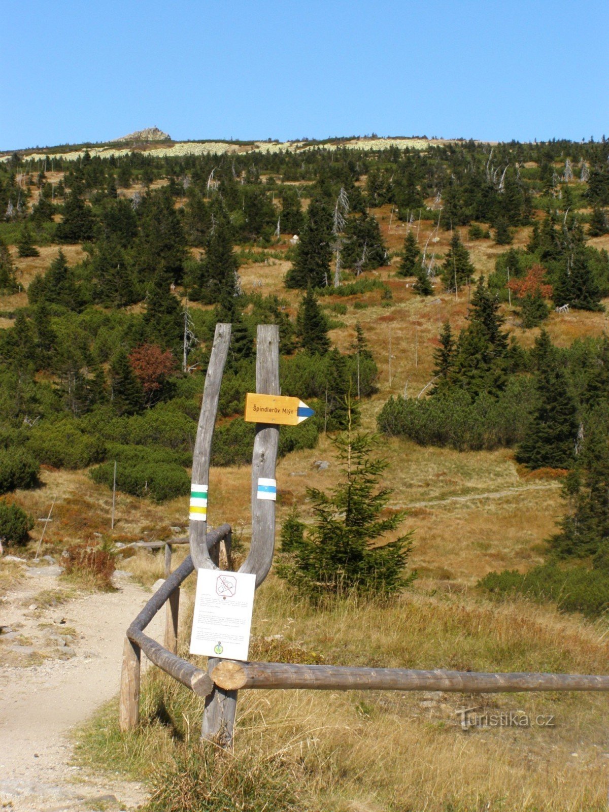 Touristenkreuzung unter Labská bouda